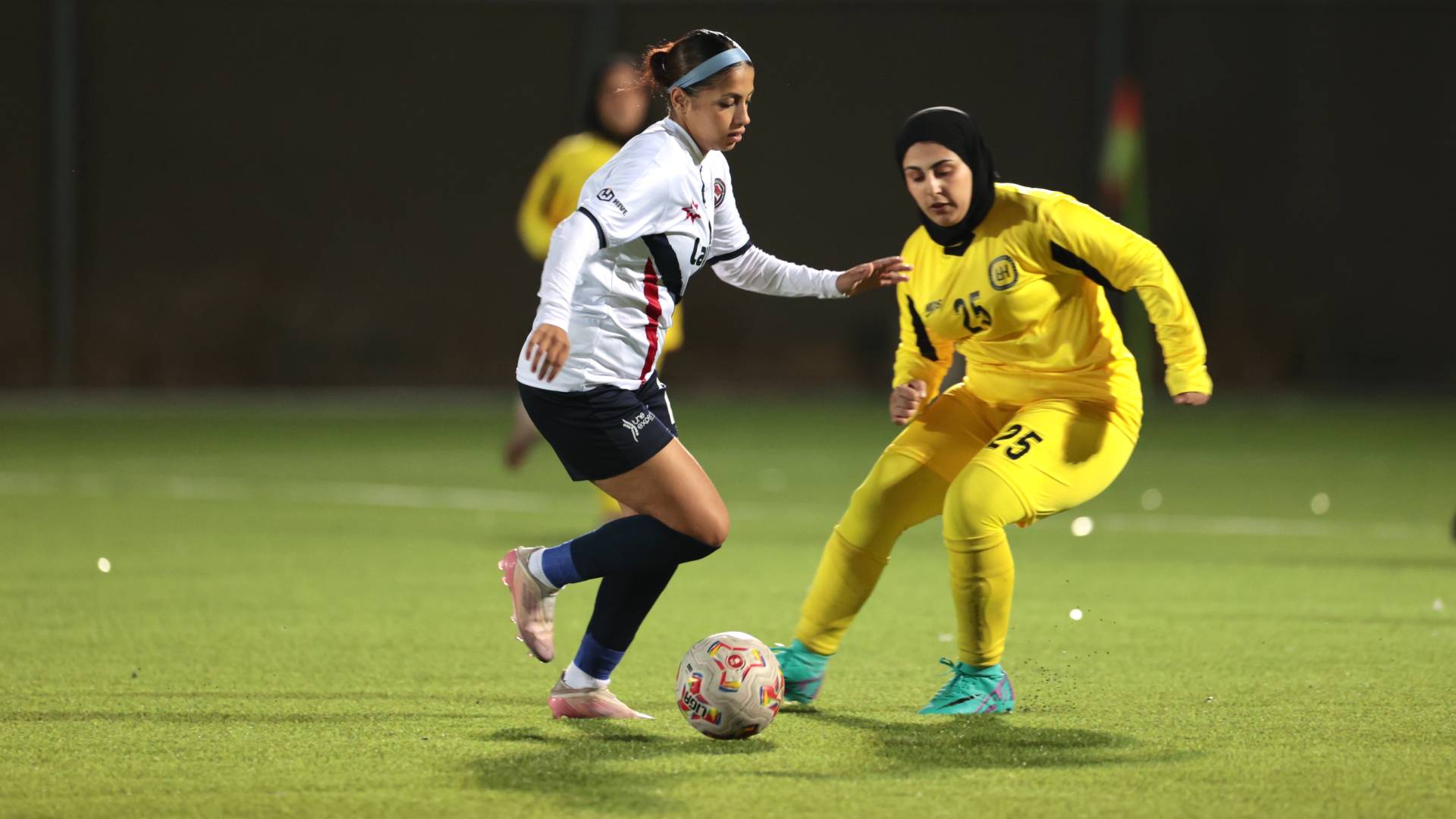 من مباراة الاتحاد والحسين