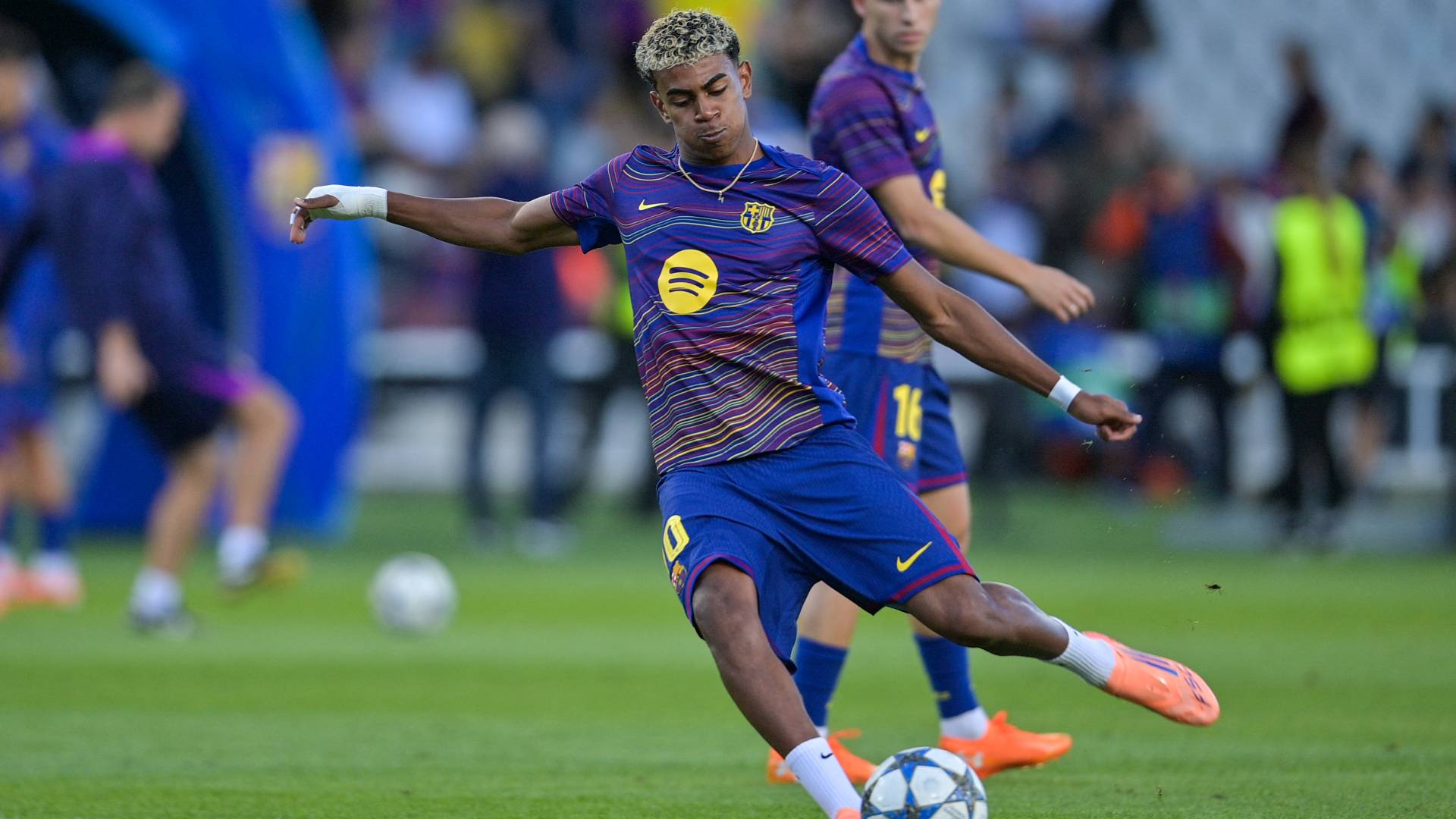 فليك يدعم يامال ويستعين بليفاندوفسكي لنسيان الكلاسيكو