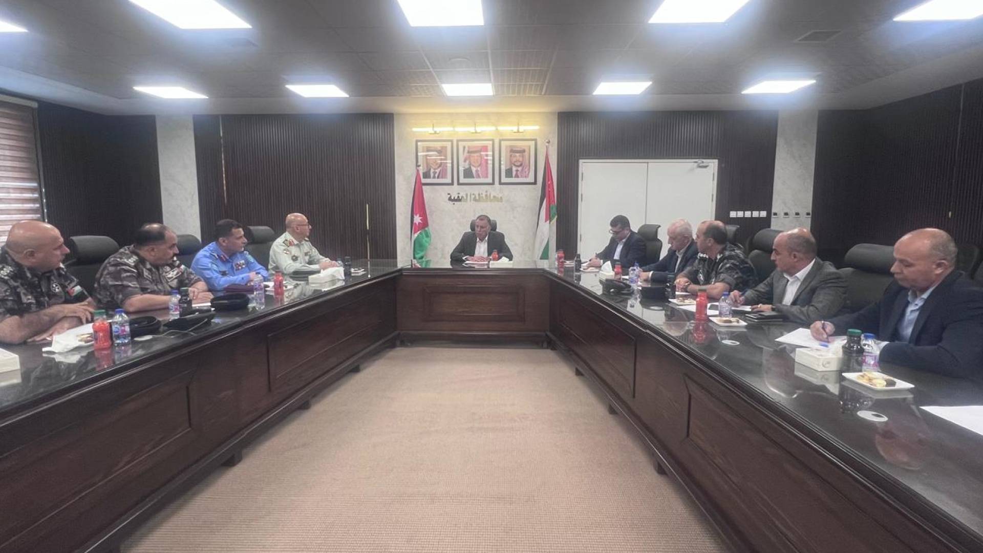اجتماع وزير الداخلية مازن الفراية مع المجلس الأمني في العقبة