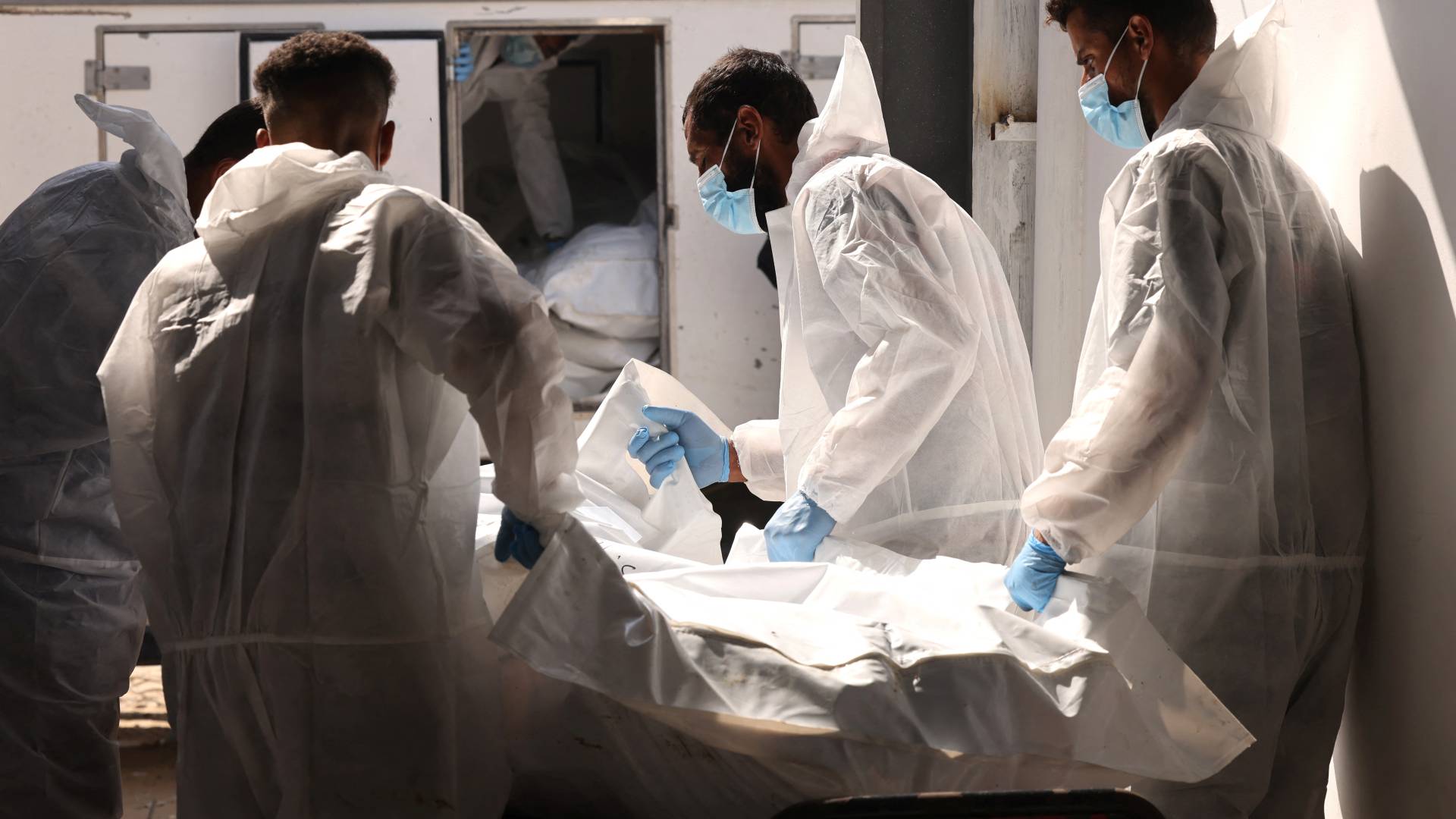 نقل جثامين الشهداء في غزة