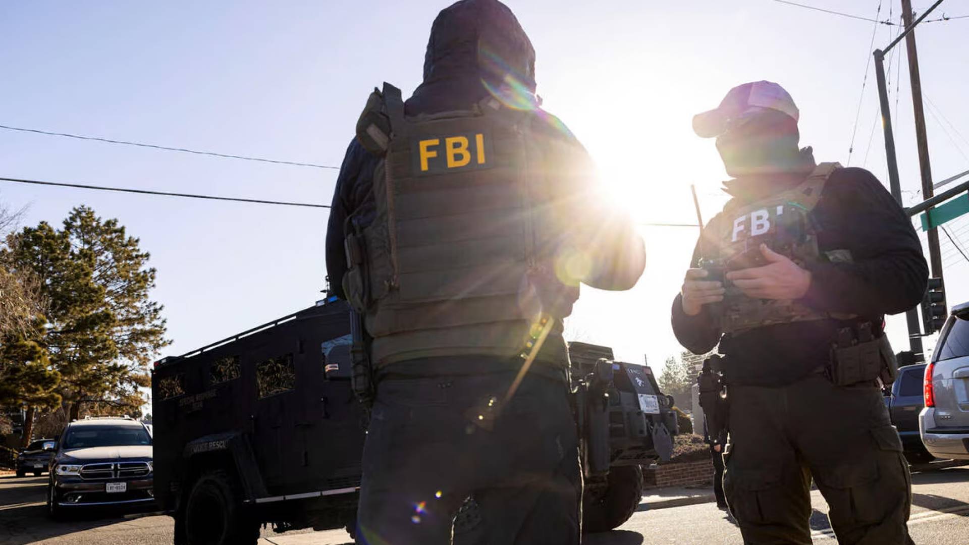ضباط من مكتب التحقيقات الفيدرالي الأمريكي