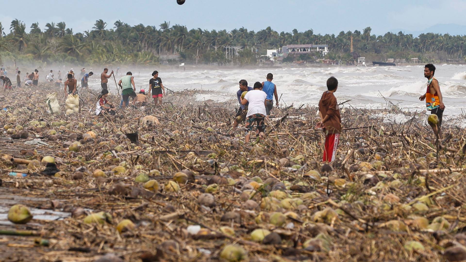 منكوبي إعصار "كالمايغي"
