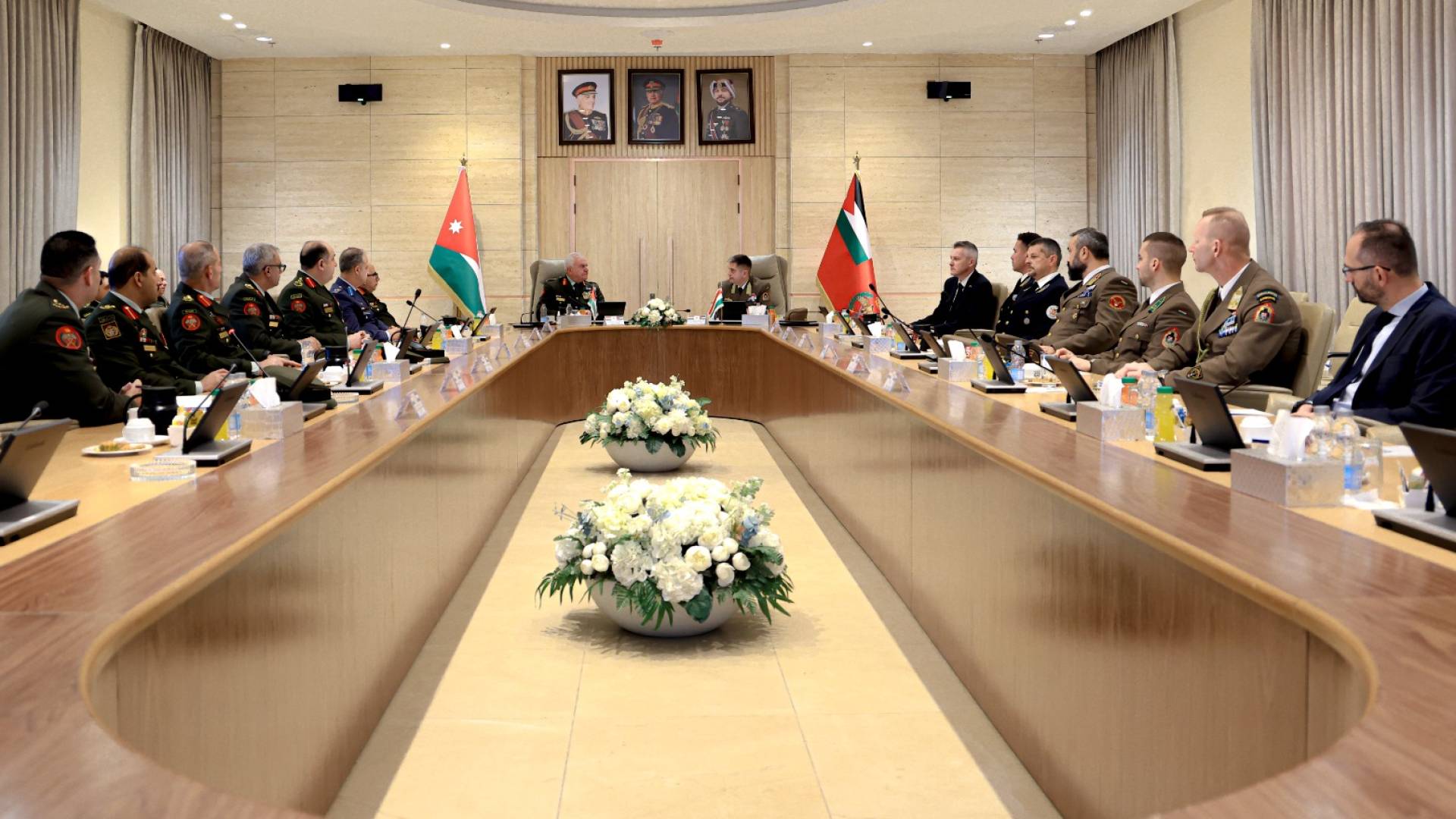 اجتماع اللواء الركن يوسف أحمد الحنيطي مع رئيس دفاع قوات الدفاع الهنغارية الفريق أول غابور بوروند