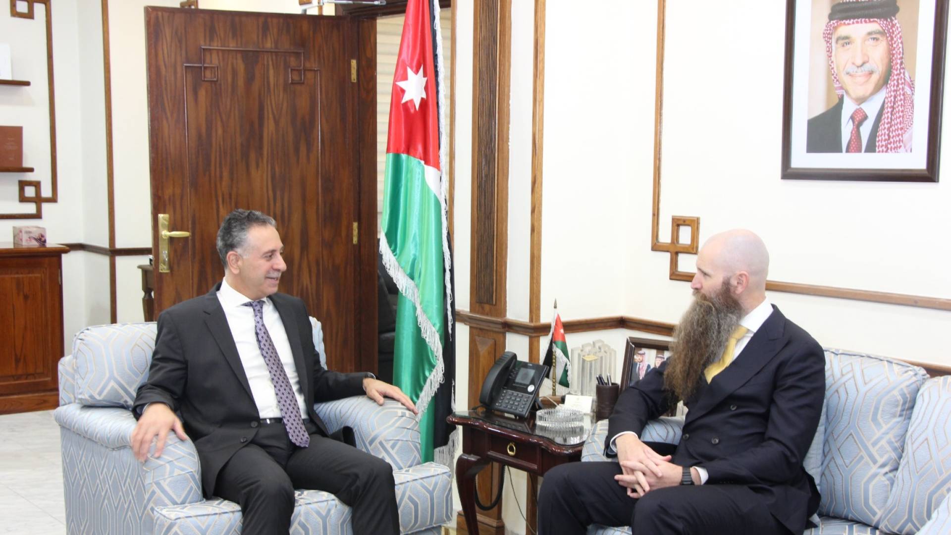 لقاء الوزير يعرب القضاة مع السفير الأمريكي جيم هولتسنايدر