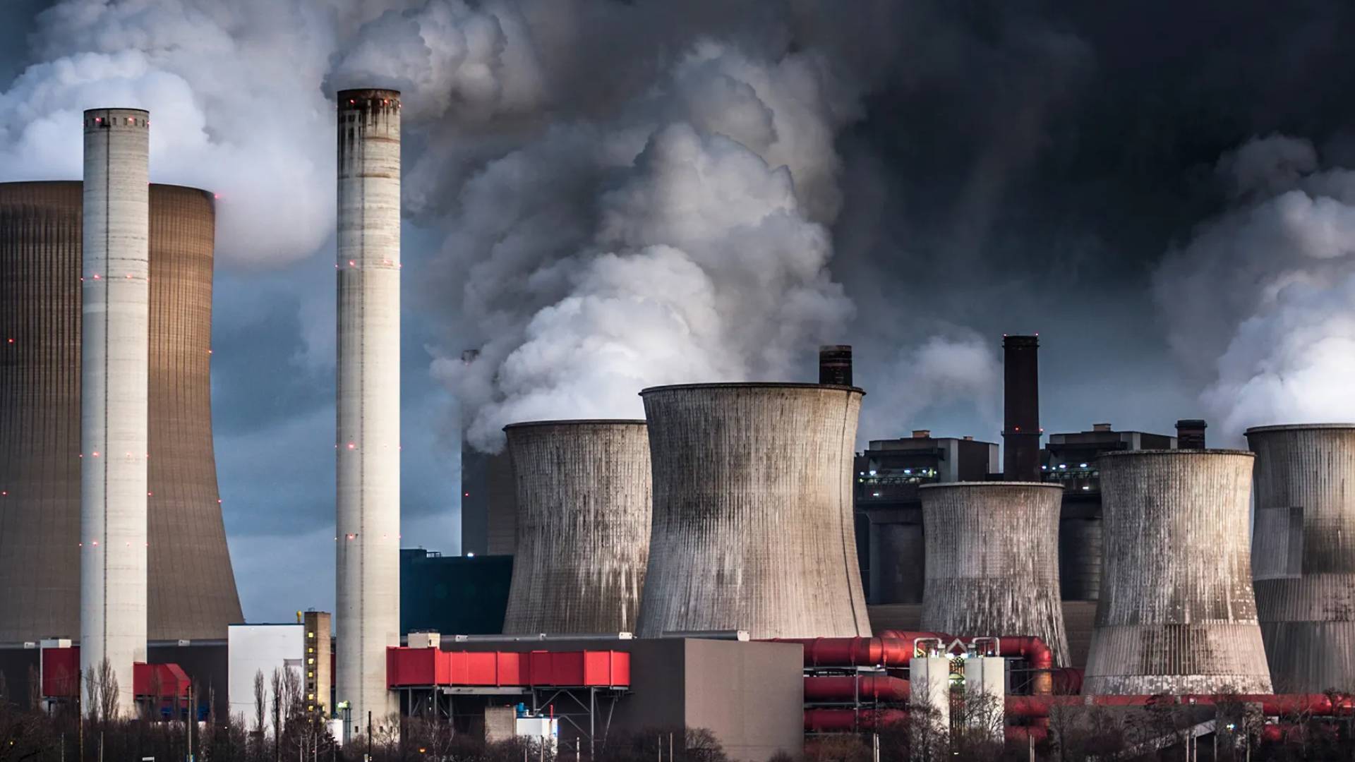 أدخنة متصاعدة من احد المصانع في اوروبا.. ارشيفية