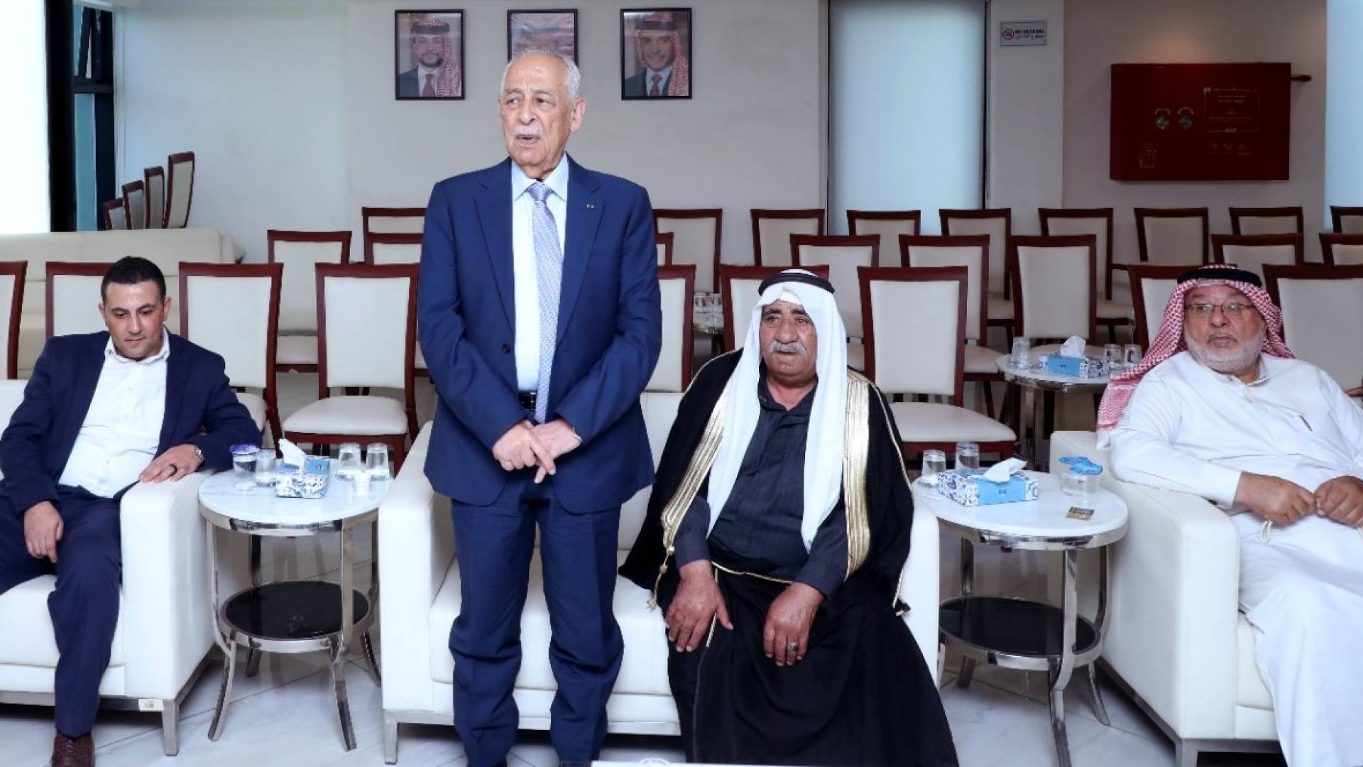 مندوبا عن الملك وولي العهد.. العيسوي يعزي آل حداد والعواملة