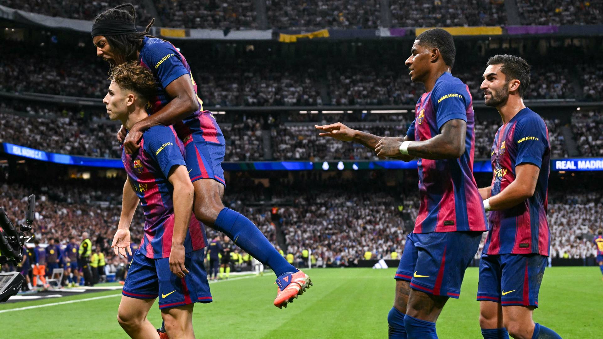 لاعبو برشلونة يحتفلون بهدف سابق