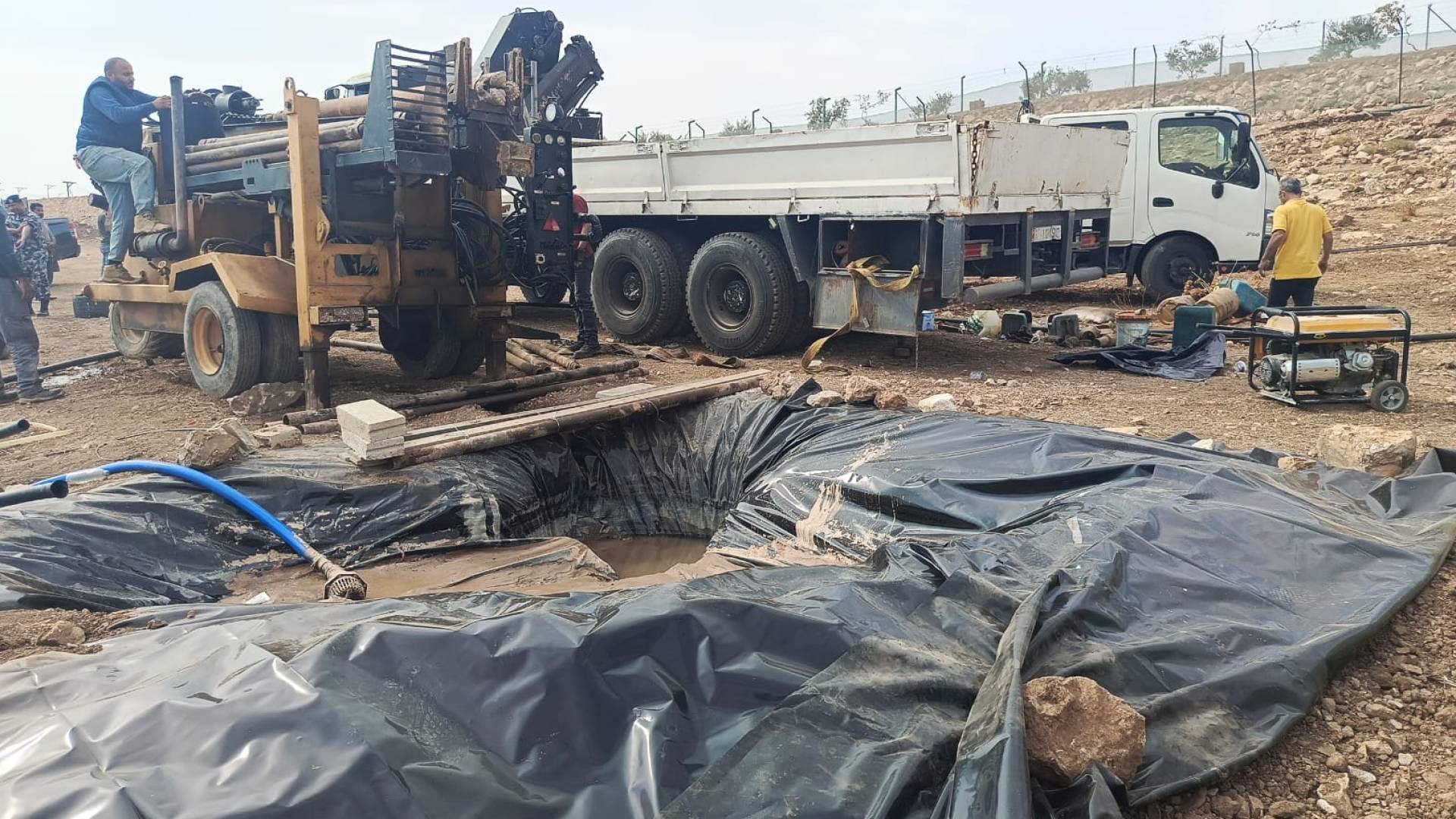 الحفارة المخالفة التي كانت تعمل في منطقة أم الدنانير