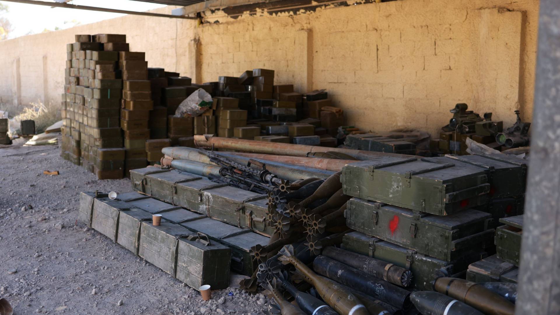 الأَمْنُ السُّورِيُّ يُحْبِطُ تَهْرِيبَ أَسْلِحَةٍ ضَخْمَةٍ فِي إِدْلِبَ لِصالِحِ مَجْمُوعاتٍ خَارِجَةٍ عَنِ الْقَانُونِ