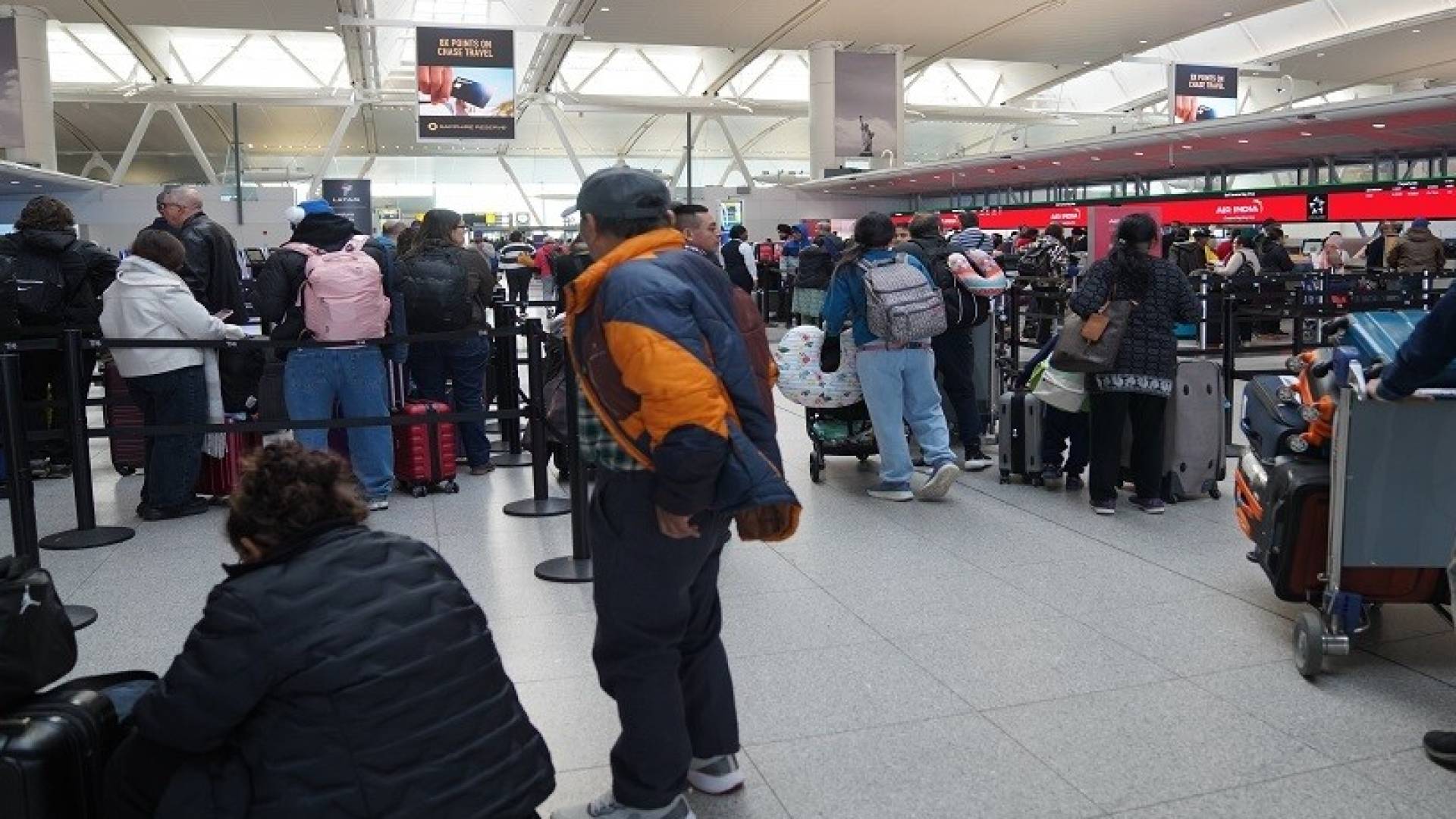 مسافرون عالقون في احدى مطارات الولايات المتحدة