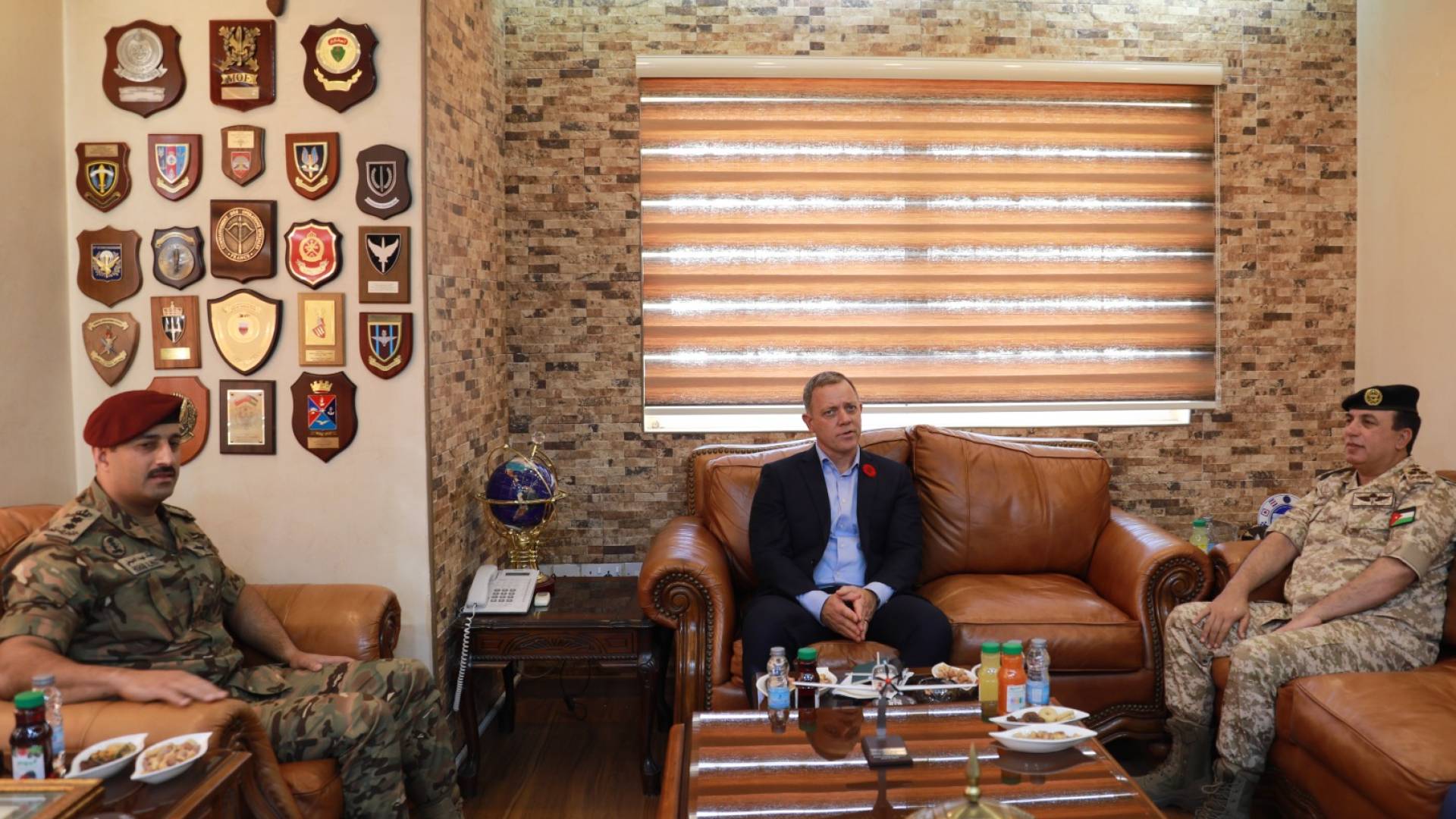 لقاء الْمُسَاعِدُ لِلْعَمَلِيَّاتِ وَالتَّدْرِيبِ مع قَائِدَ الْعَمَلِيَّاتِ الْخَاصَّةِ الْكَنَدِيَّةِ اللِّوَاءَ سَتِيفِنْ هَنْتَرْ