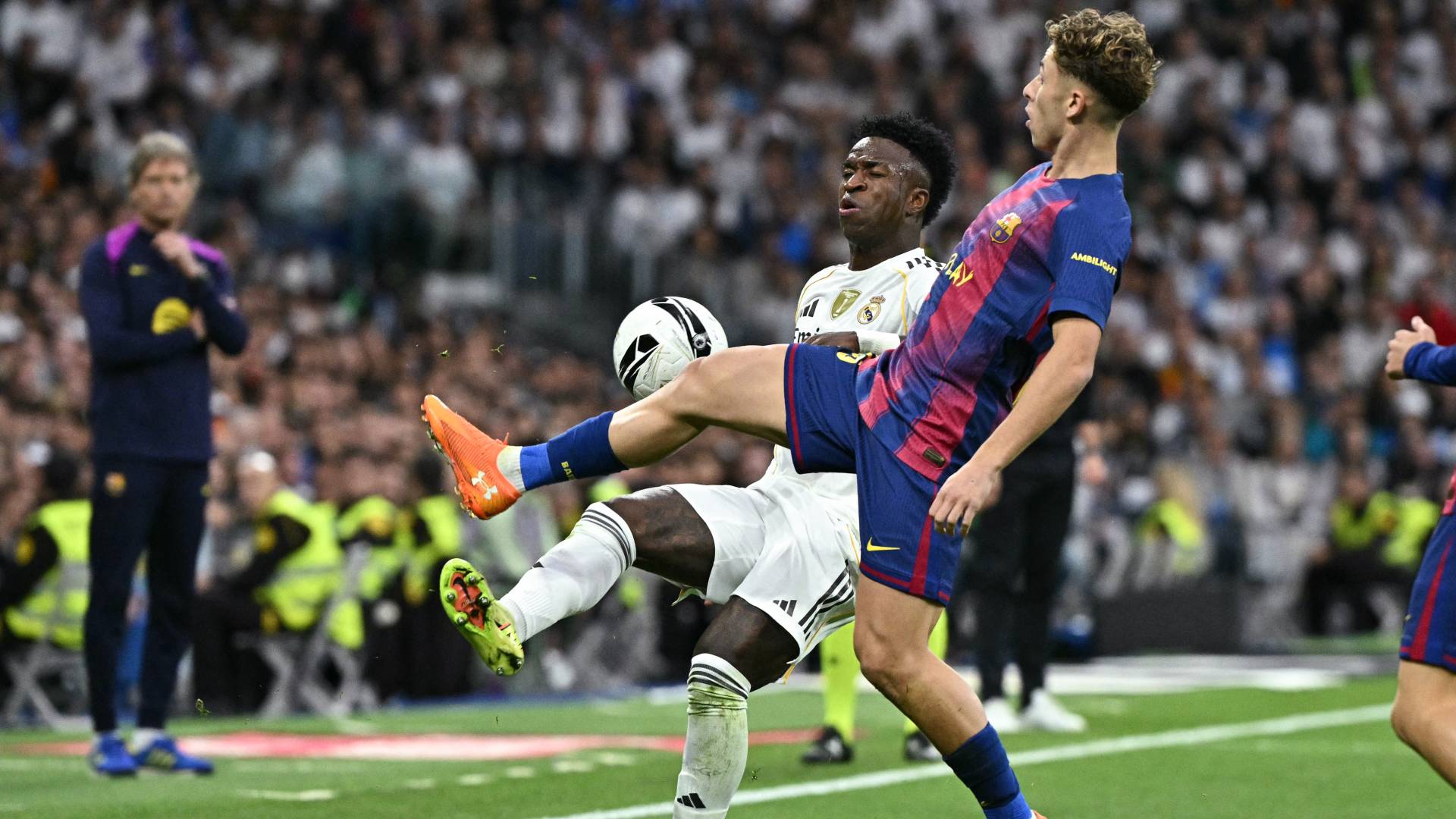 نجم ريال مدريد البرازيلي فينيسيوس جونيور خلال مباراة لفريقه أمام برشلونة