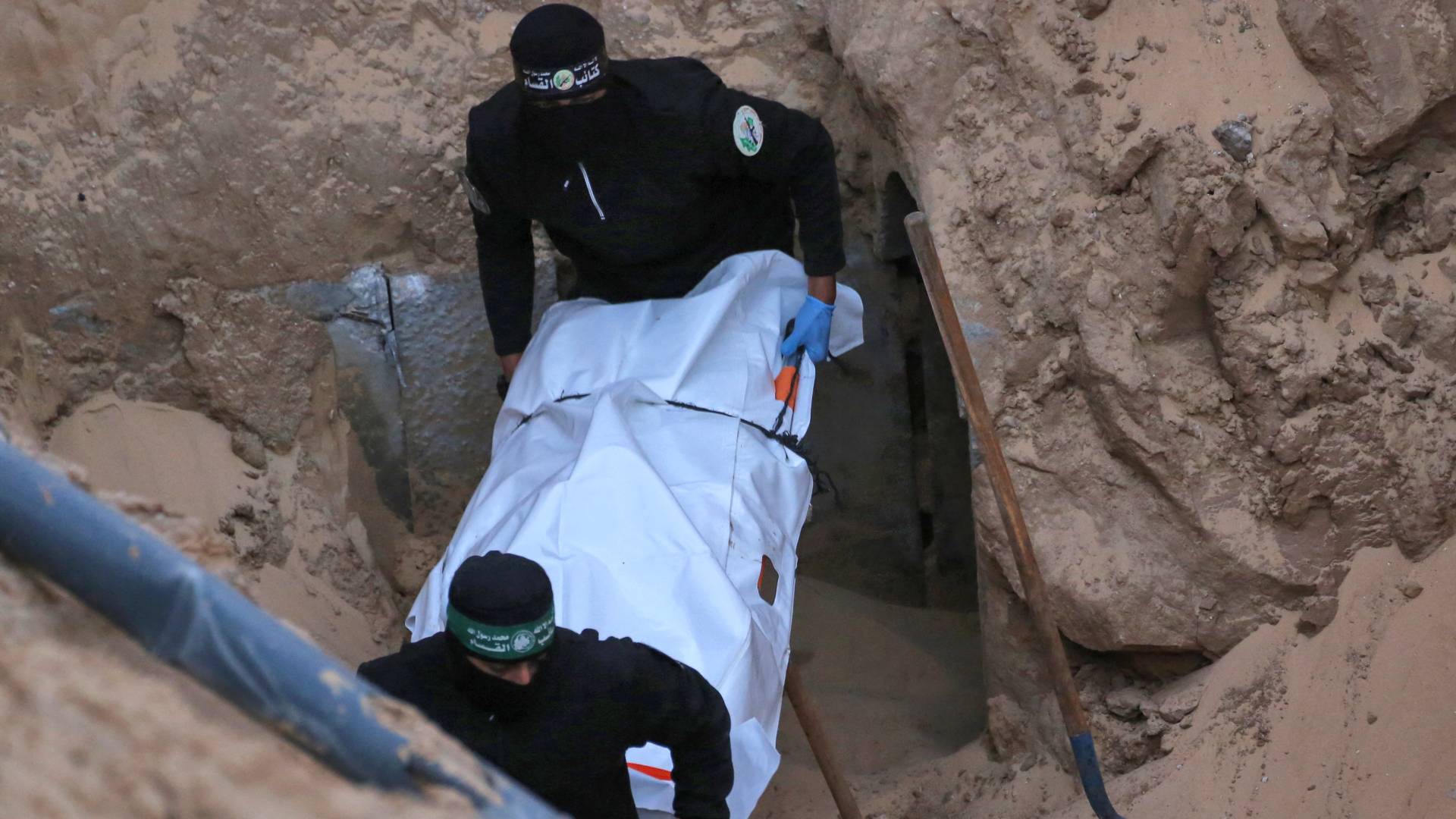 عناصر من كتائب القسام تنتشل جثة محتجز .. ارشيفية