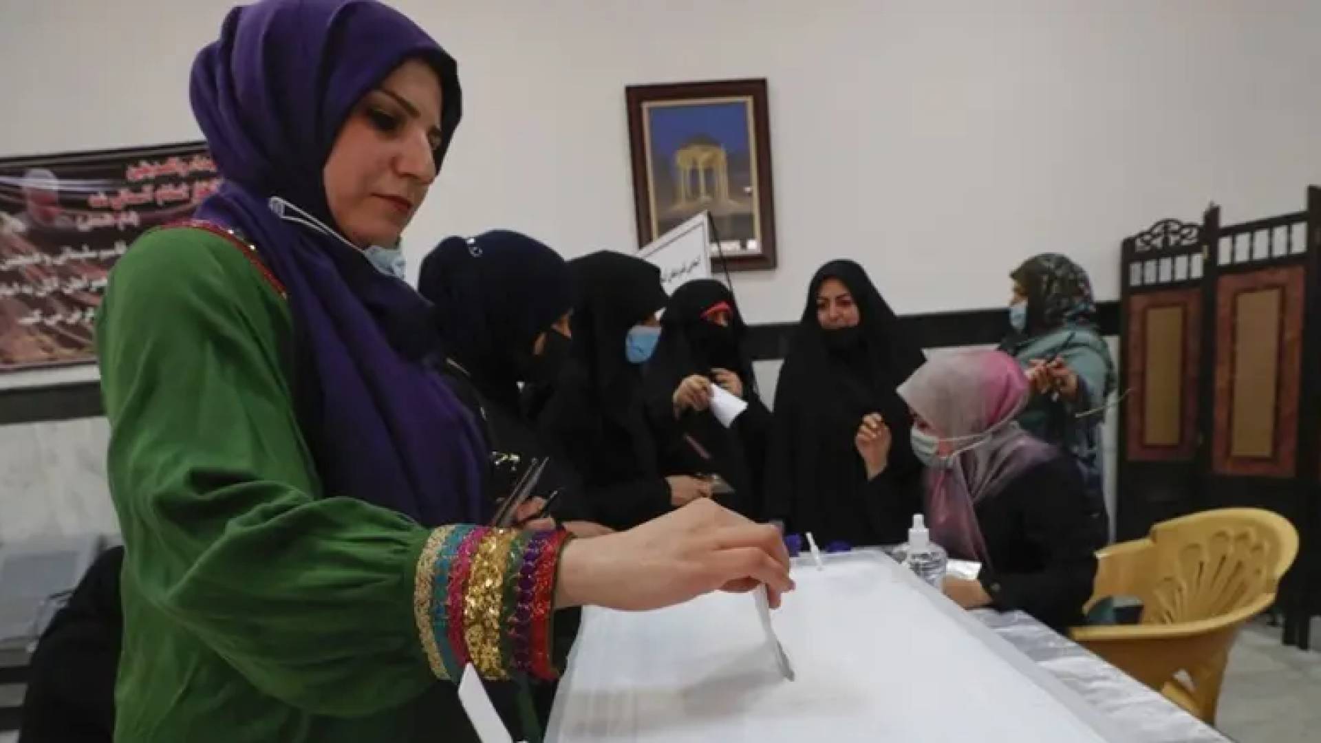 عراقية تدلي بصوتها في الانتخابات التشريعية