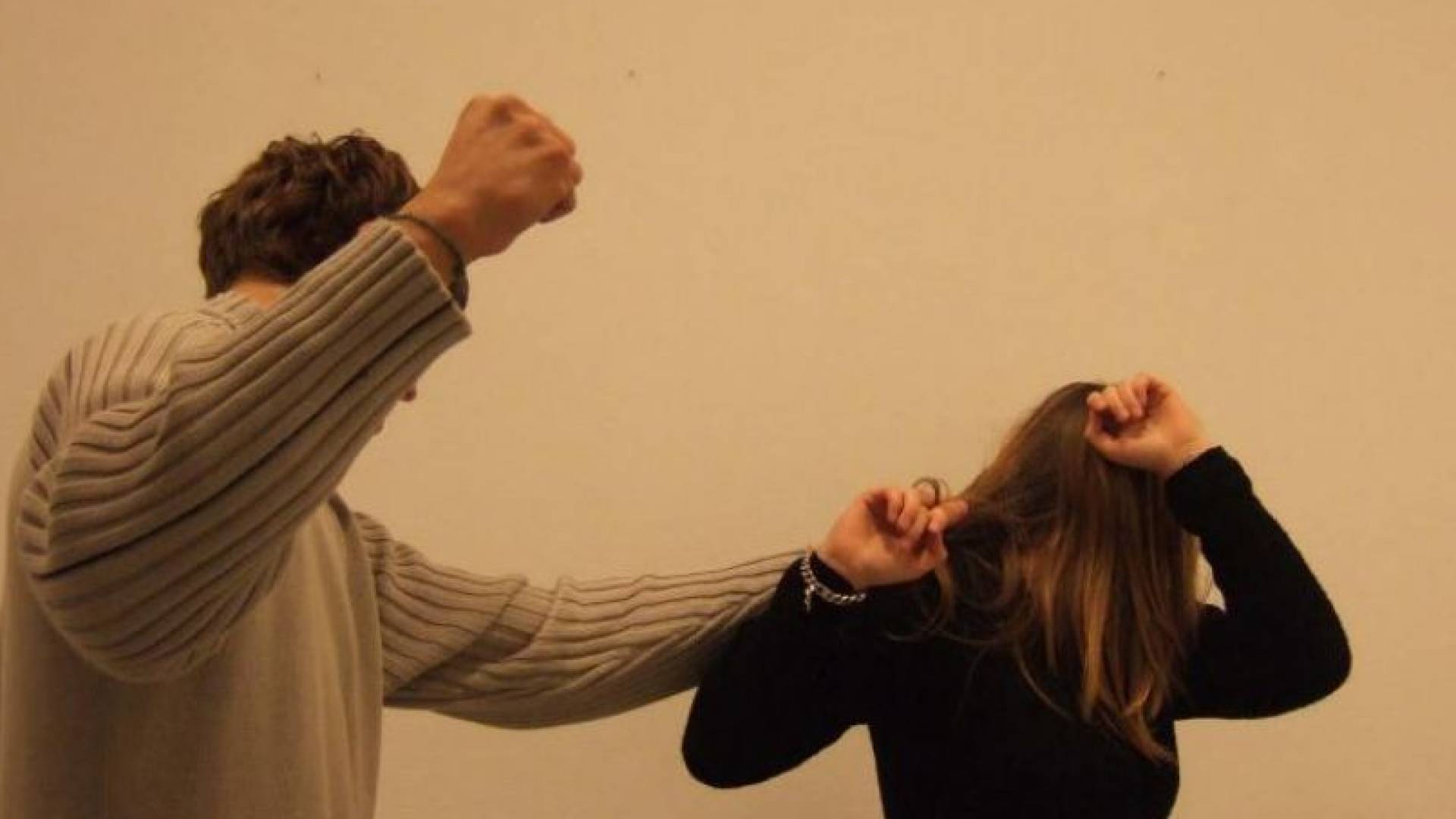 رجل يصرب زوجته .. تعبيرية