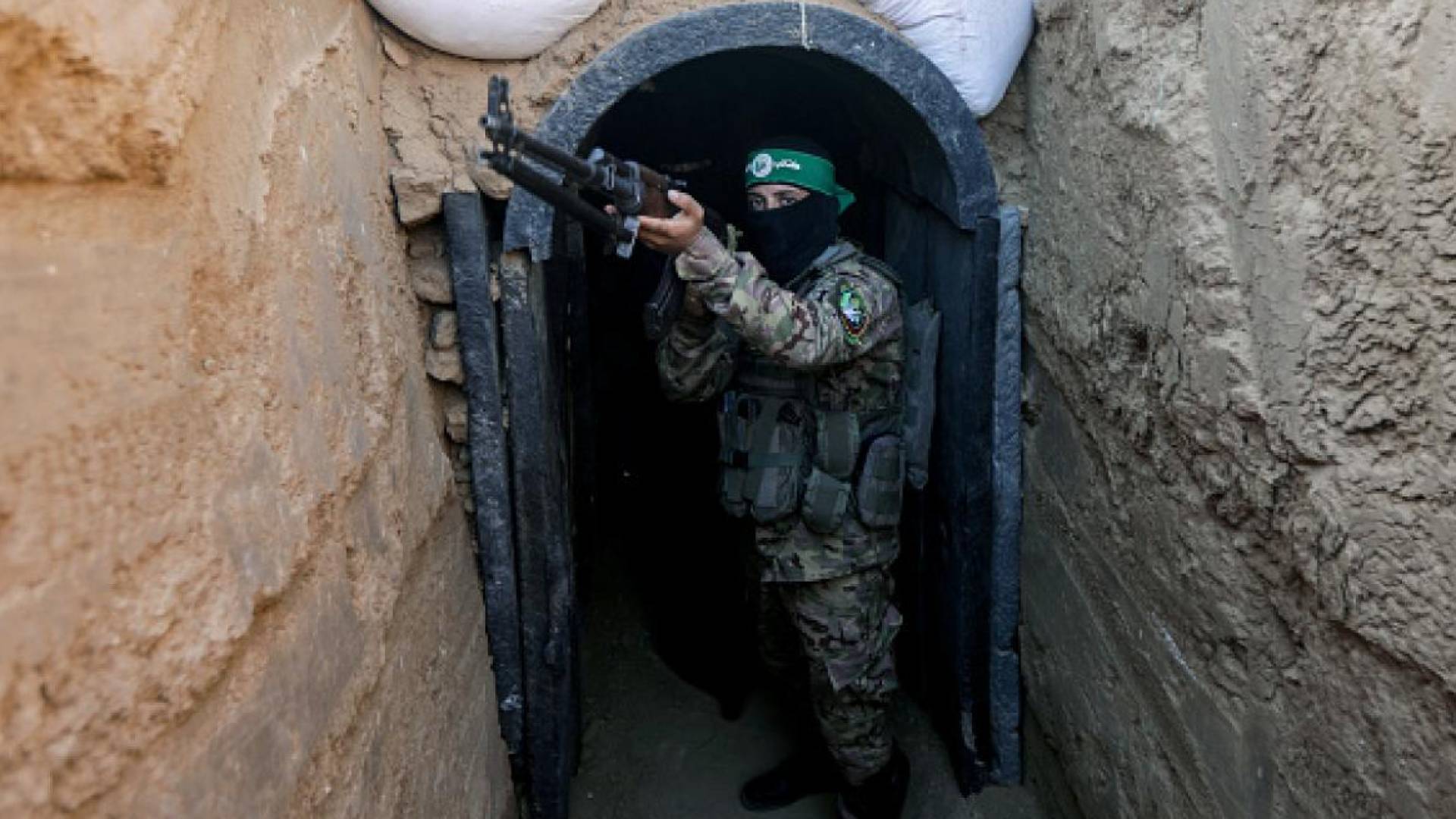 أحد عناصر القسام في انفاق غزة