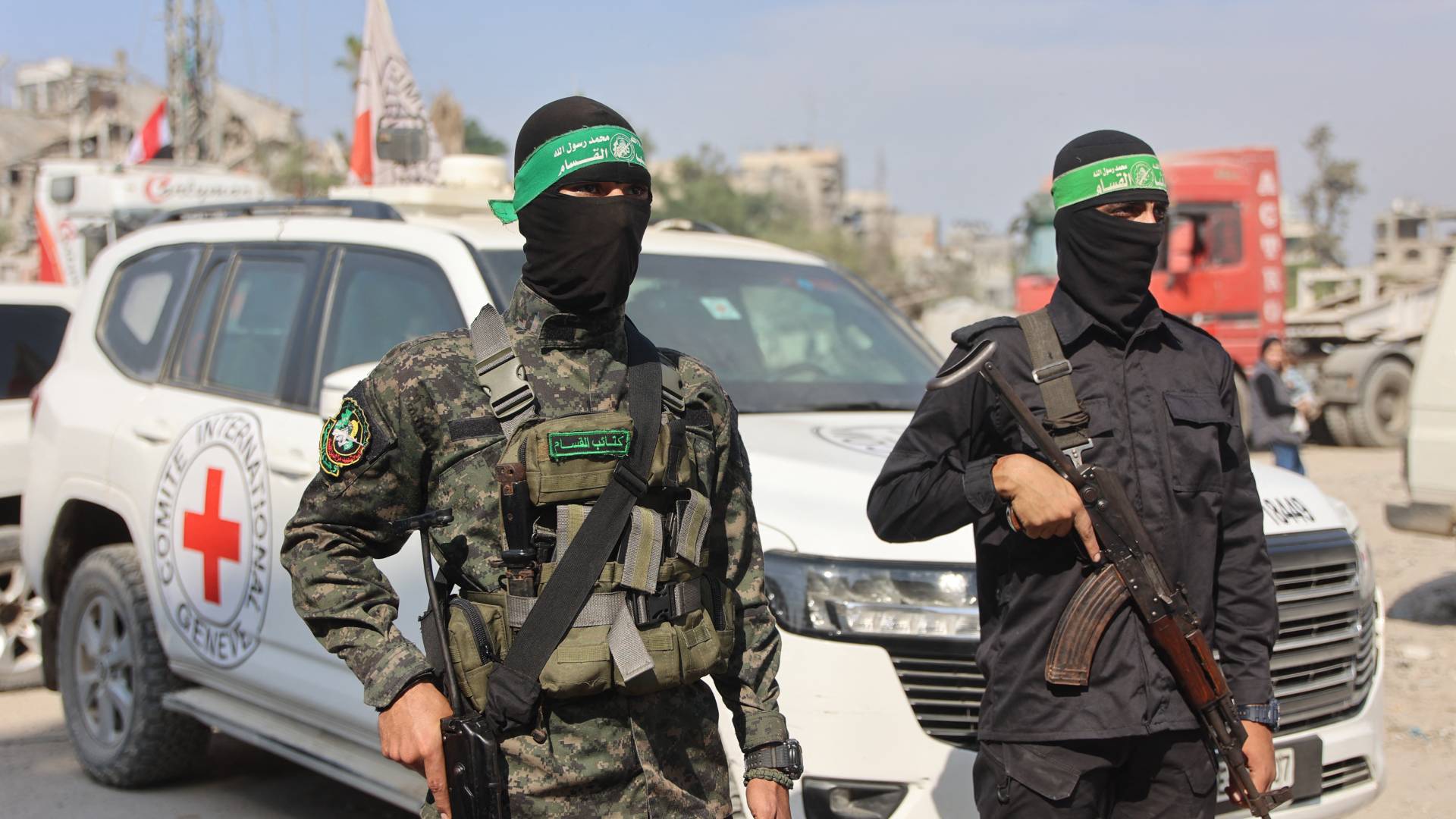 مقاتلوا كتائب القسام رفقة سيارة الصليب الاحمر-أرشيفية