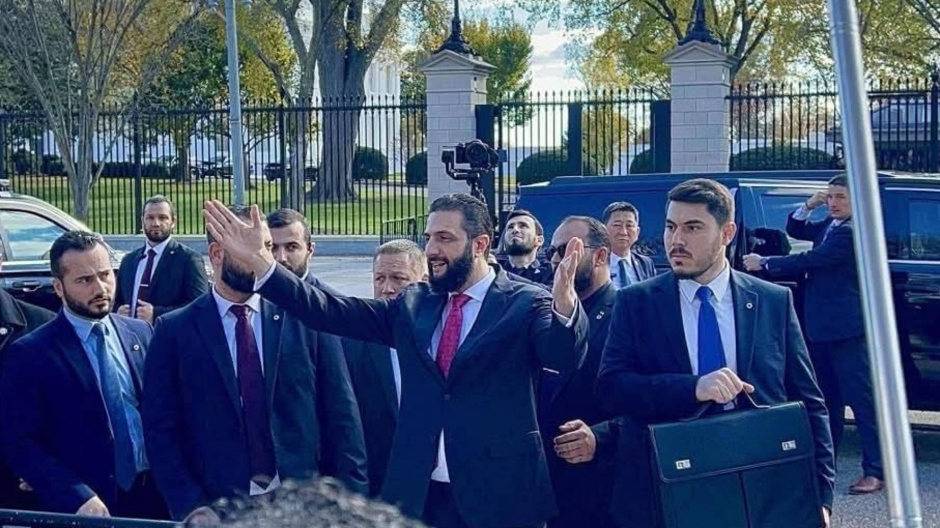 الشرع يغادر البيت الأبيض بعد اجتماع دام لساعة ونصف مع ترمب ويحيي أبناء الجالية السورية