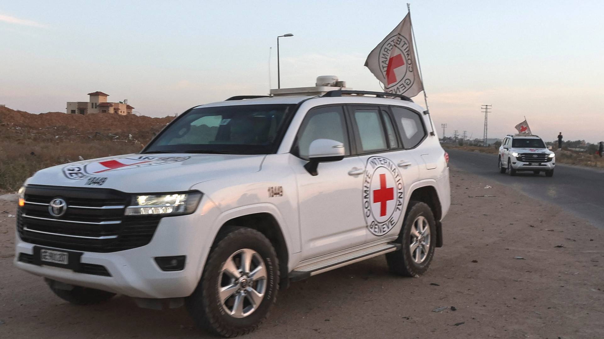احدى سيارات الهلال الاحمر في غزة