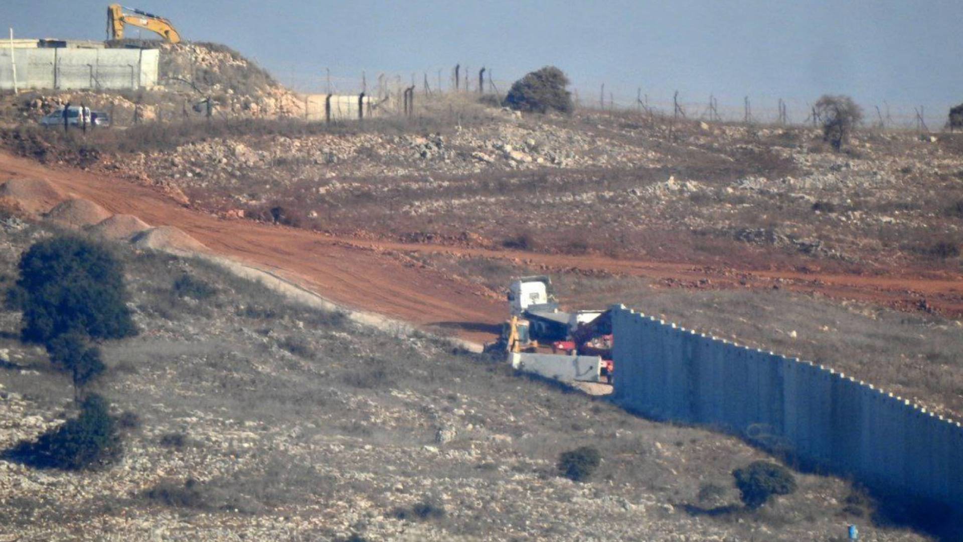 الاحتلال يبني جِدَارٍا اسْمَنْتِيٍّا ضَخْمٍا بعمق الجنوب اللبناني