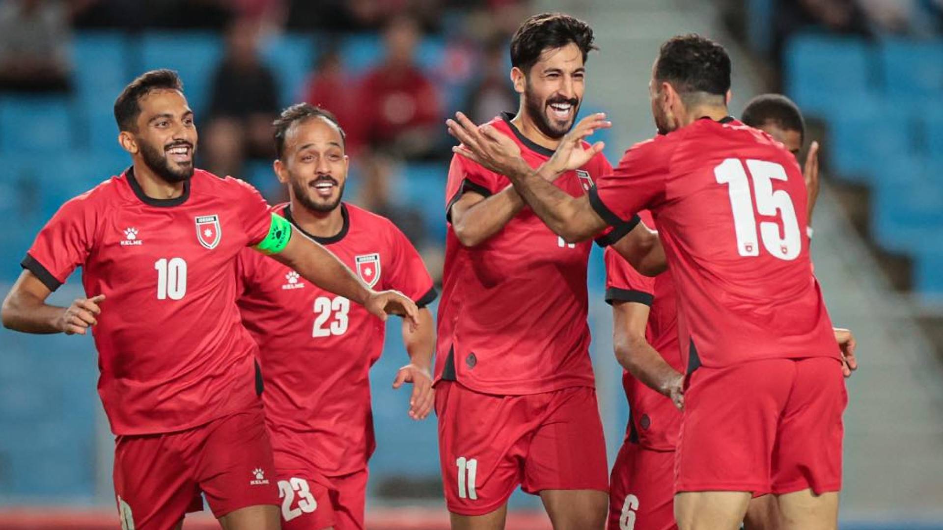 لاعبو المنتخب الوطني يحتفلون بهدف يزن النعيمات