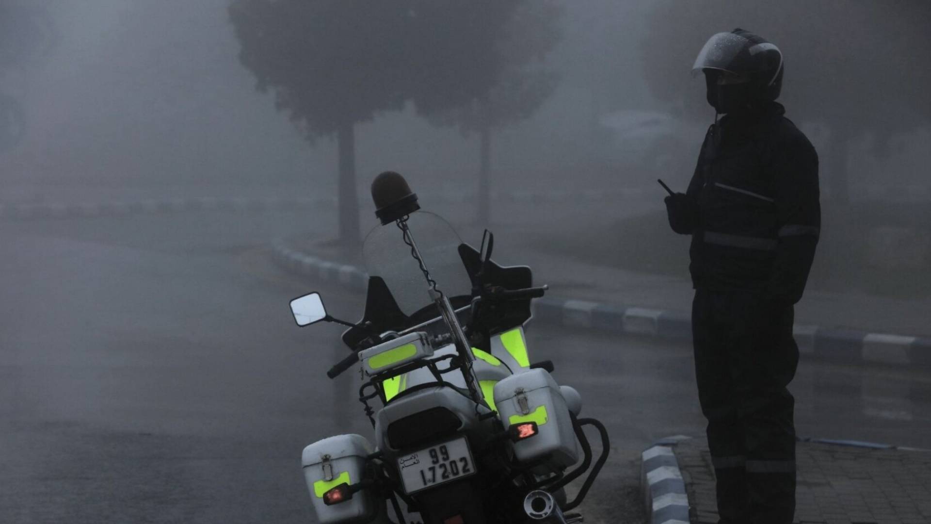 شرطي سير أثناء عملة في الشتاء "أرشيفية"