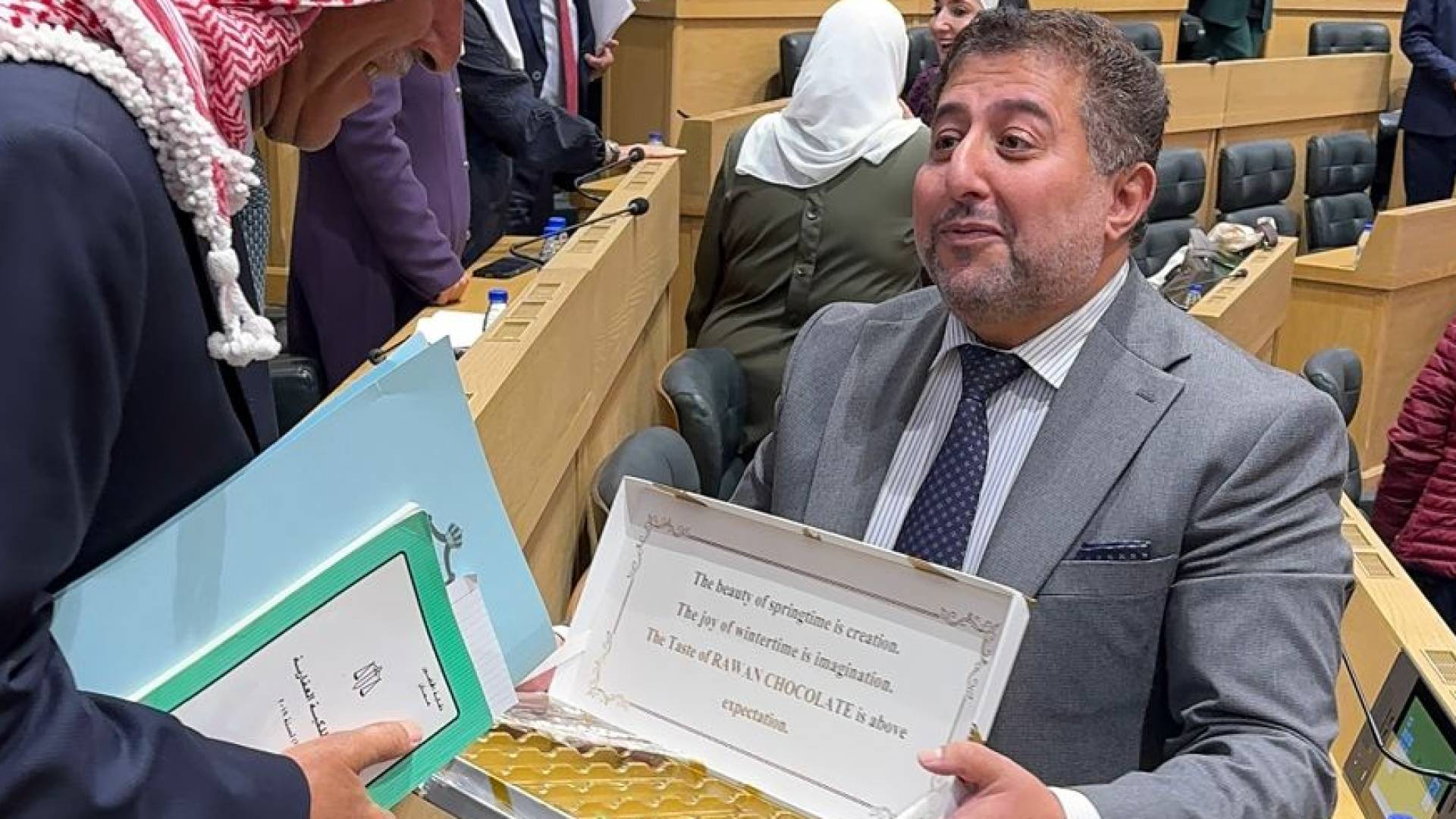 النائب الرقّب يوزّع الحلوى على النواب احتفالًا بقانون خدمة العلم "قبل التصويت"