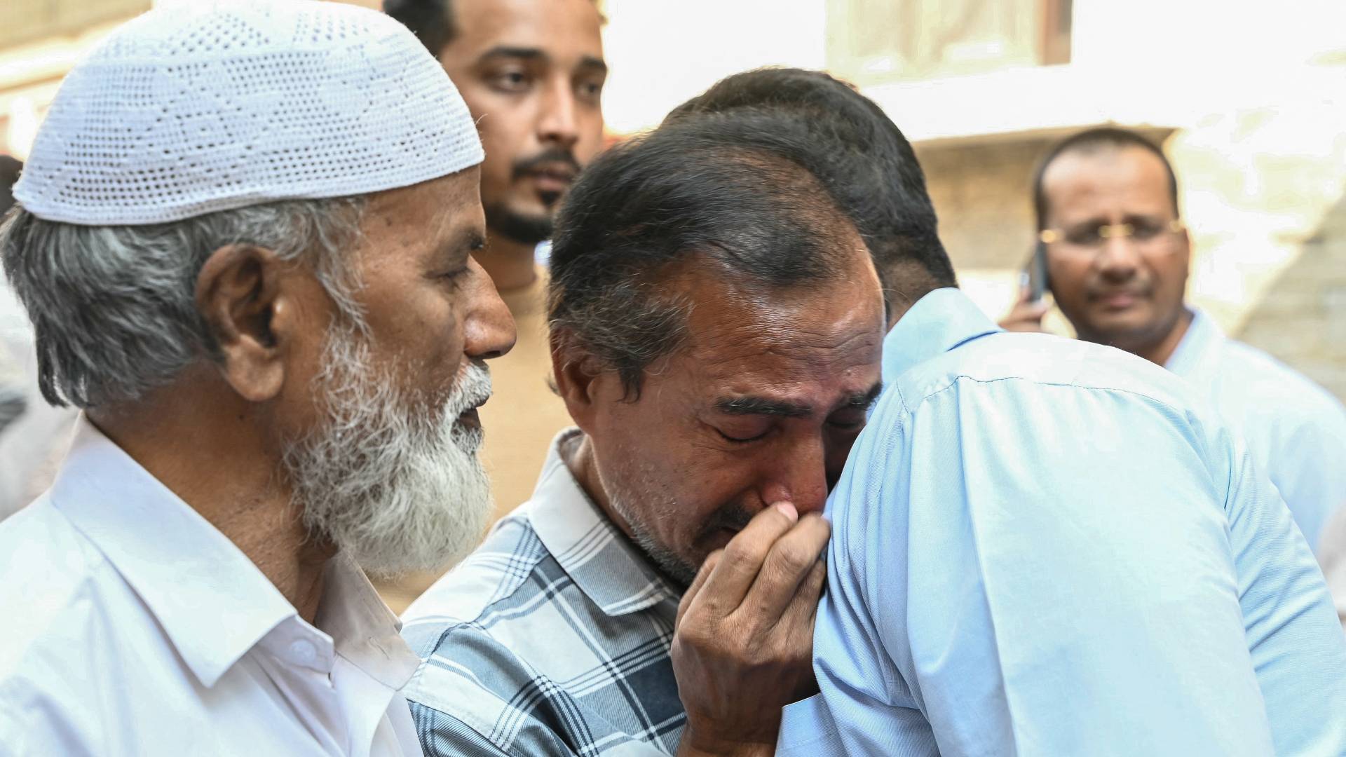 حزن اهالي المتوفيين في الحادث المروري