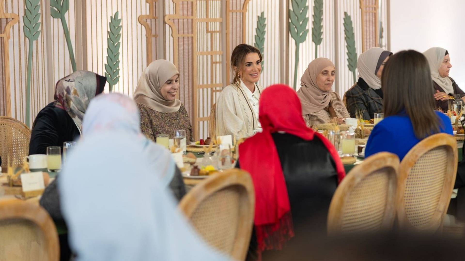 الملكة تلتقي بسيدات من المفرق وتشاركهن الغداء في أم الجمال