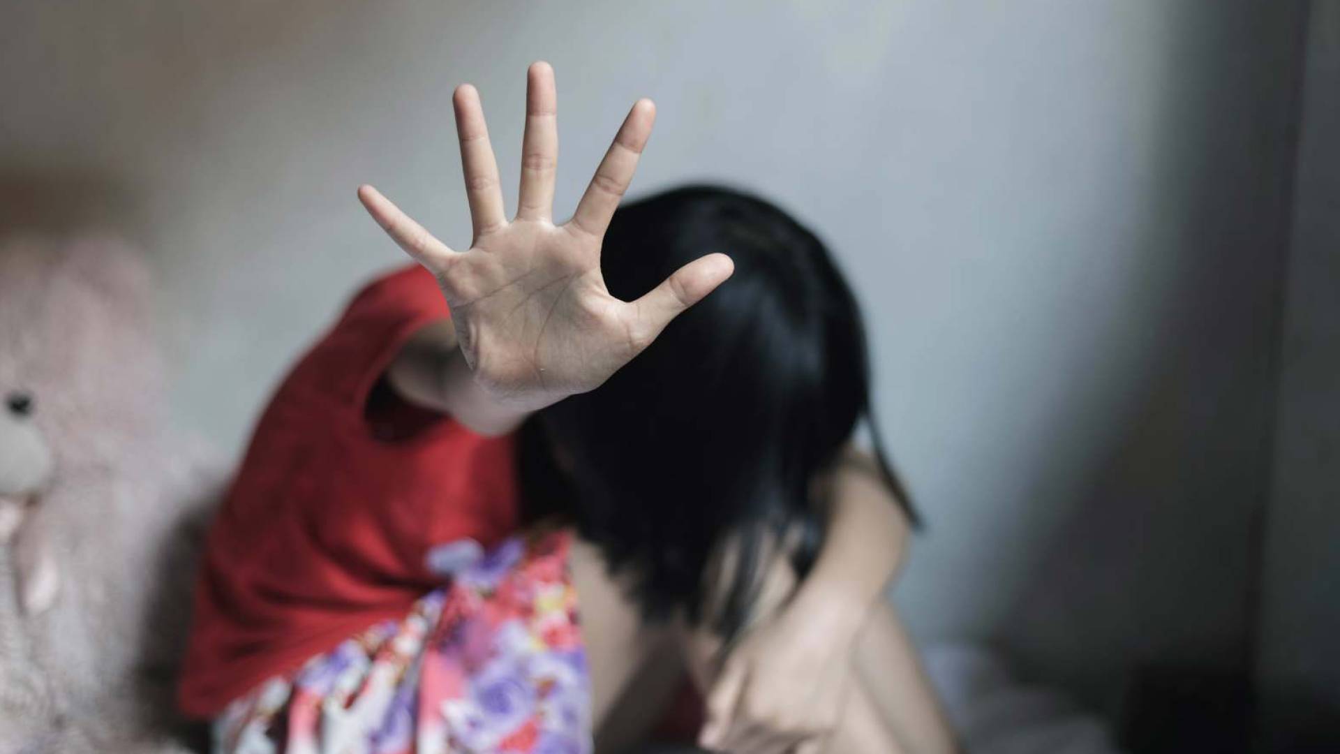 طفلة تتعرض للاعتداء - تعبيرية