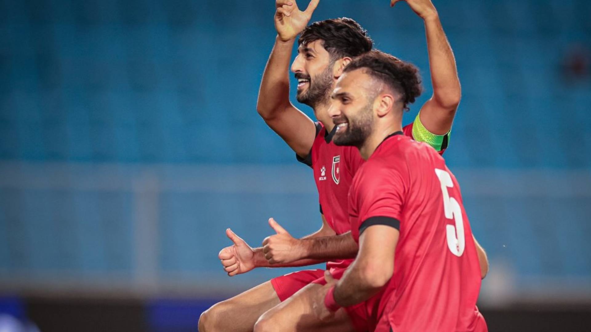 لاعبو المنتخب الوطني يحتفلون بهدف سابق