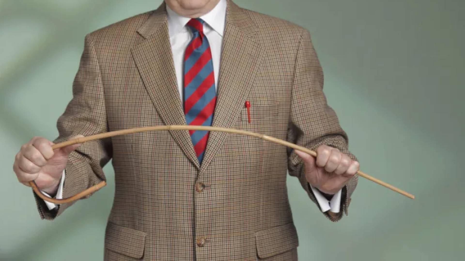 رجل يحمل العصا - تعبيرية