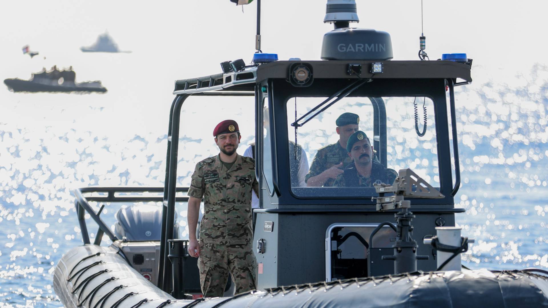 ولي العهد يزور فريق مكافحة الإرهاب المائي