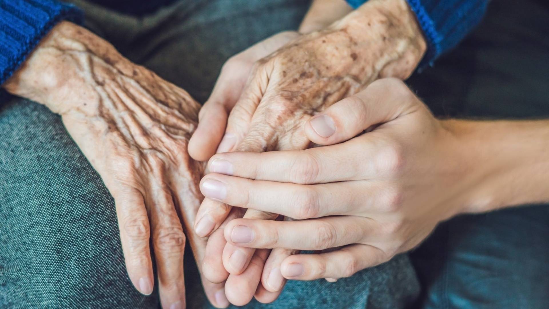 صورة تعبيرية عن الشباب والشيخوخة