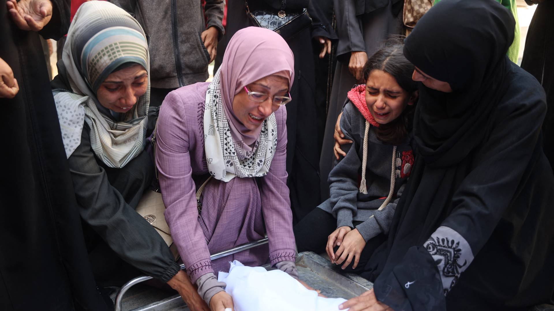 غزيون يبكون شهداءهم