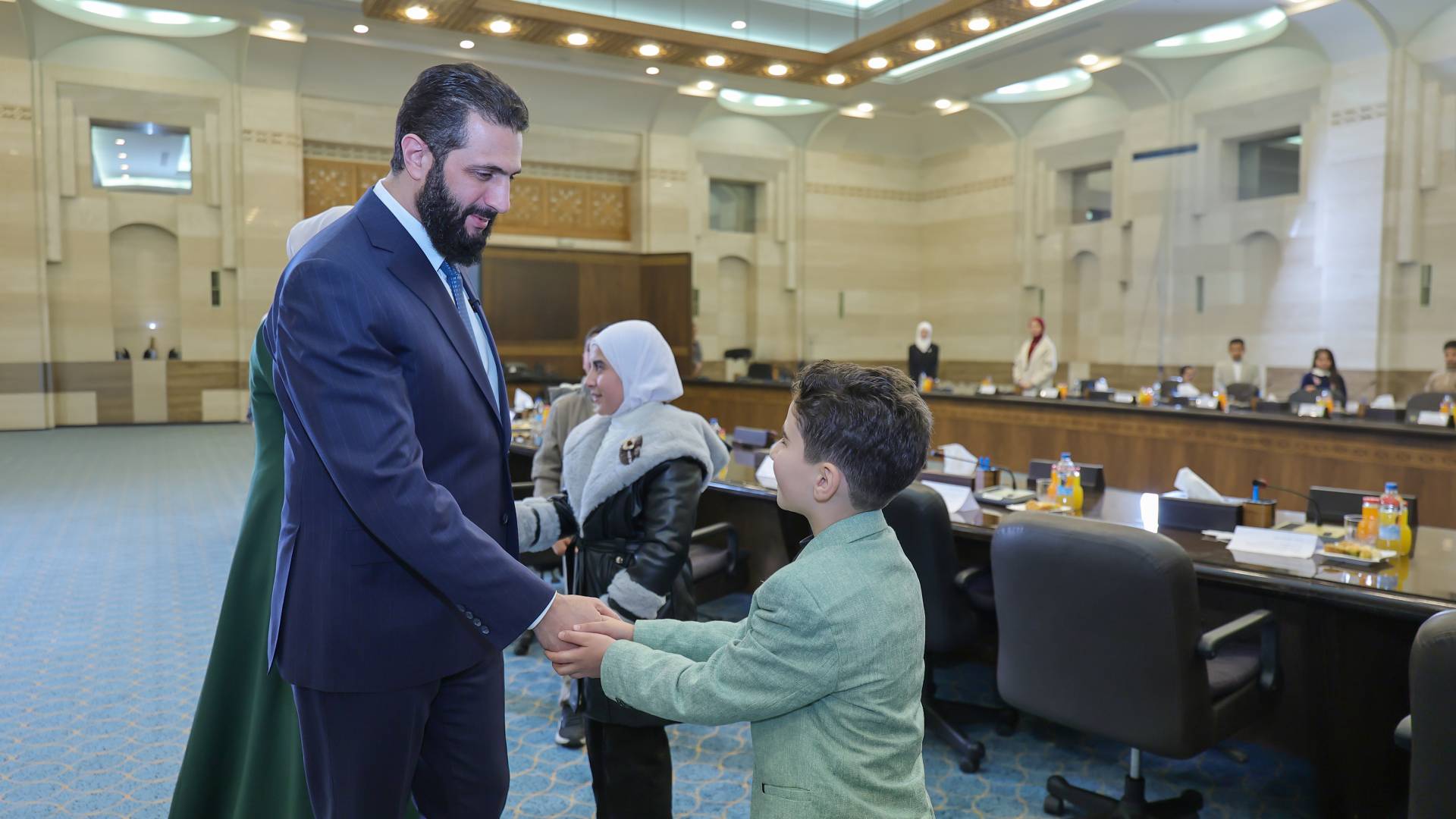 الرئيس الشرع وعقيلته يستقبلان أبناء الشهداء والمتفوقين في قصر الشعب بدمشق