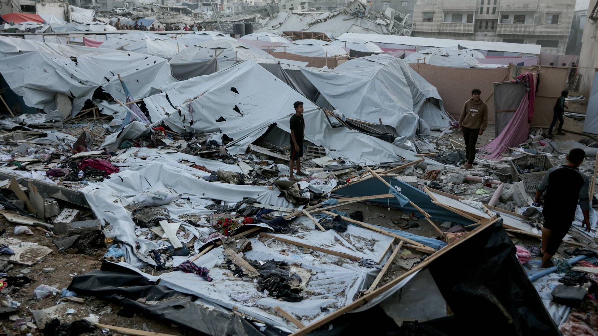 الدمار في خيام النازحين جراء غارات الاجتلال