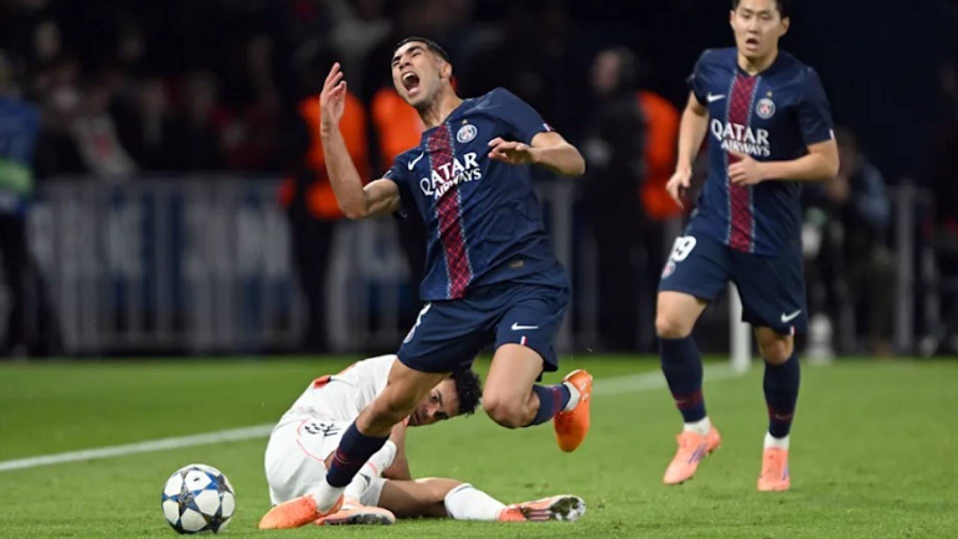 لحظة التدخل العنيف على أشرف حكيمي