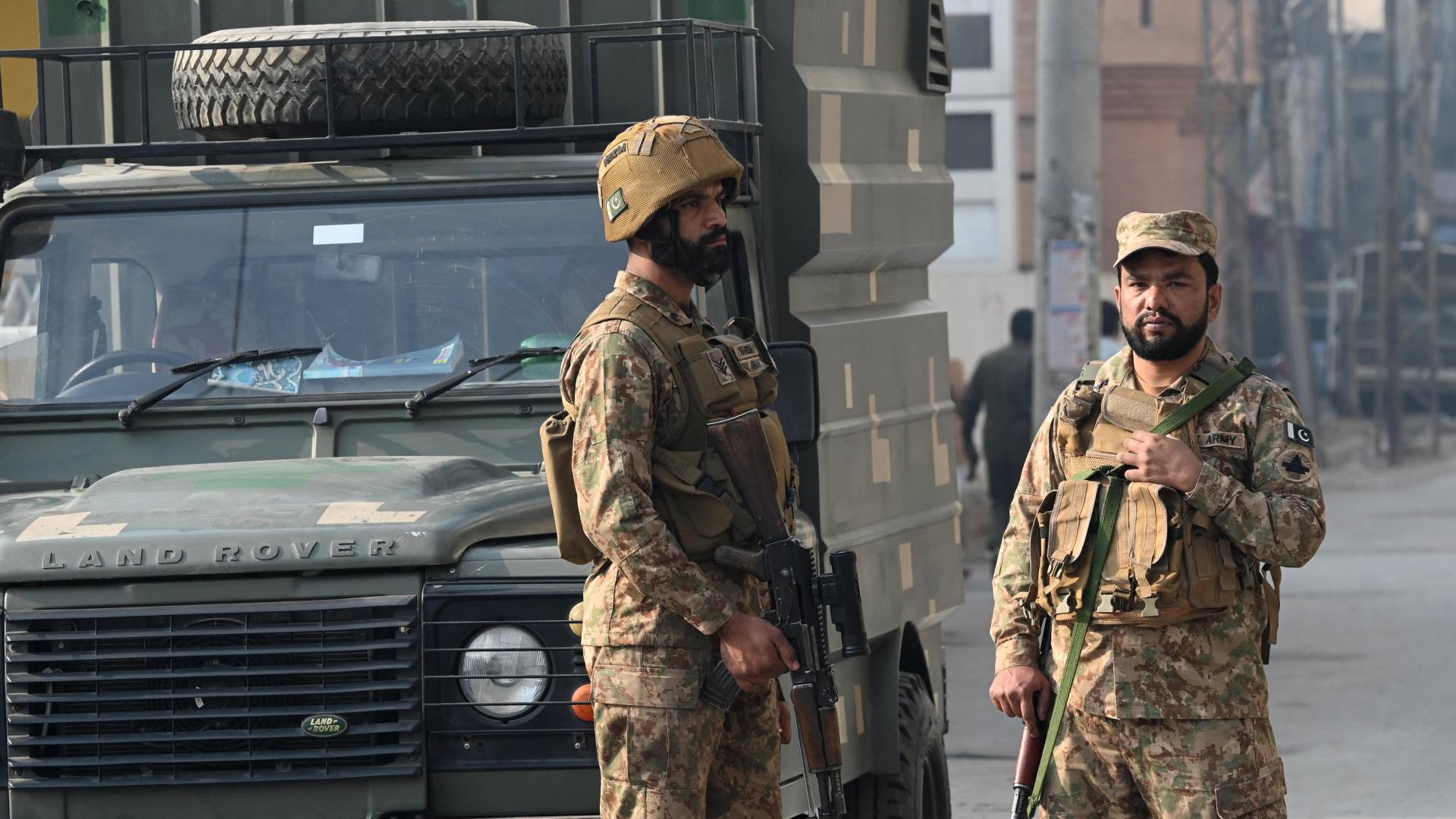 مقتل 3 ضباط باكستانيين في هجوم بعبوة ناسفة على مقر أمني شمال غرب باكستان