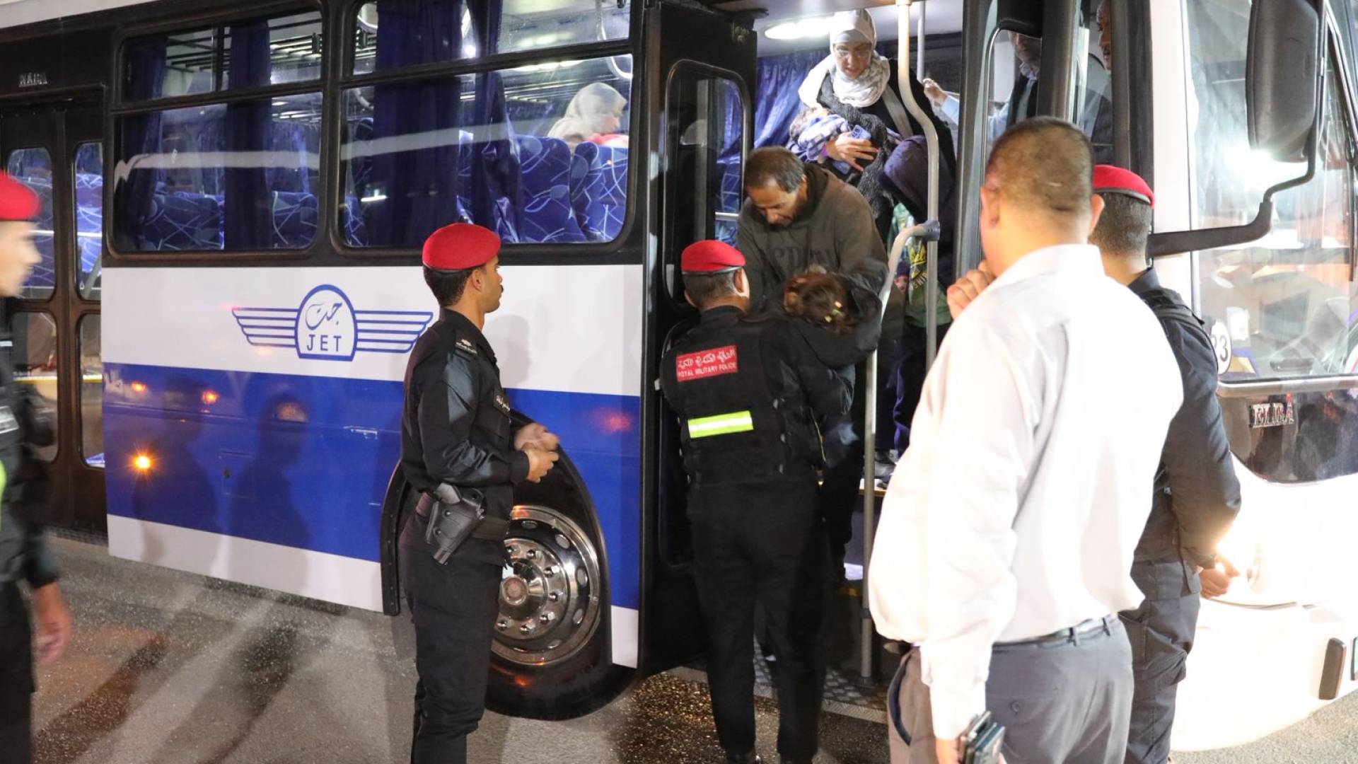 القوات المسلحة تُجلي الدفعة السابعة عشرة من أطفال غزة المرضى للعلاج في المملكة