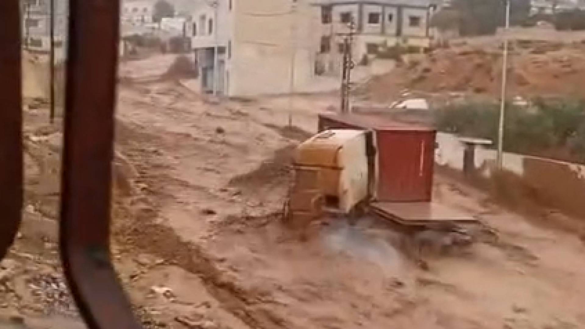 غرق مركبات في منطقة وادي الزيغان بالزرقاء بسبب السيول الناتجة عن مياه الأمطار