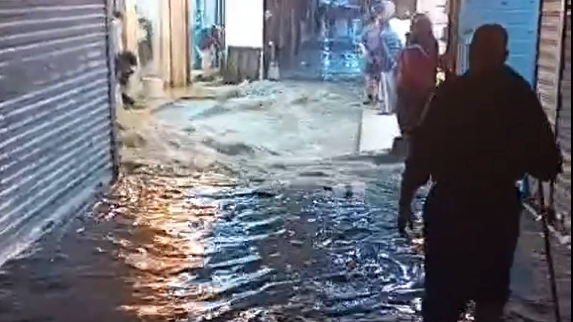 مياه الأمطار تداهم محال ومنازل في منطقة السوق بالبقعة