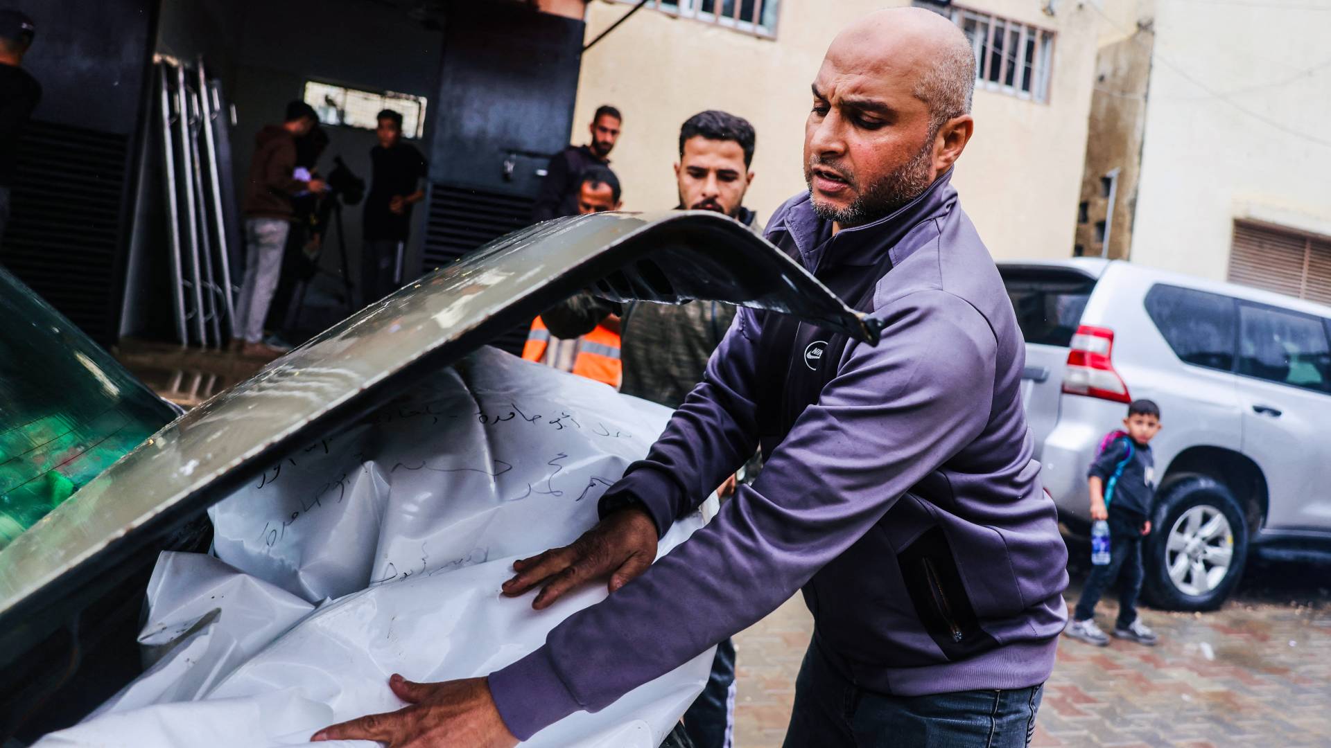 نقل شهداء في قطاع غزة