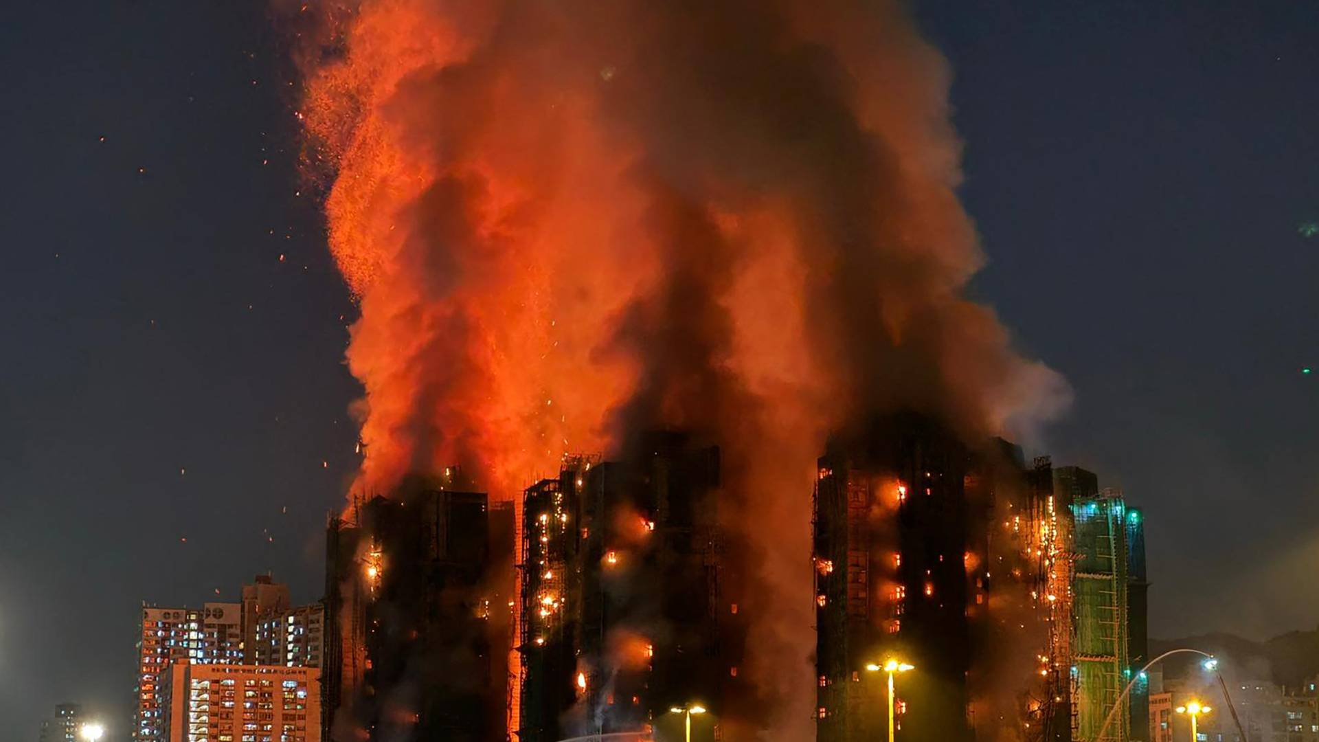 حريق ضخم يلتهم 5 مبانٍ في "وانغ فوك كورت" شمال هونغ كونغ