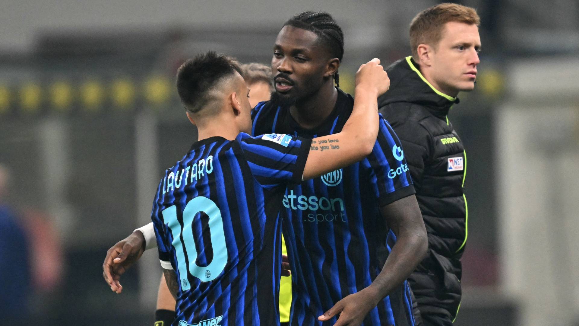 لاعبو إنتر ميلان يحتفلون بهدف سابق