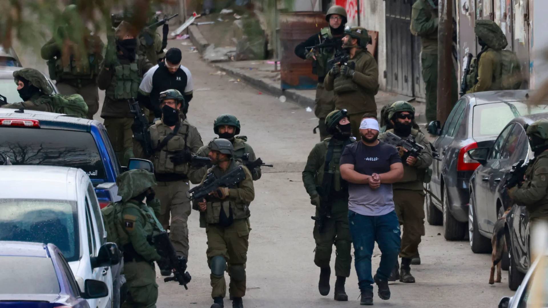 قوات الاحتلال تعتقل مجموعة من الشبان في الضفة الغربية