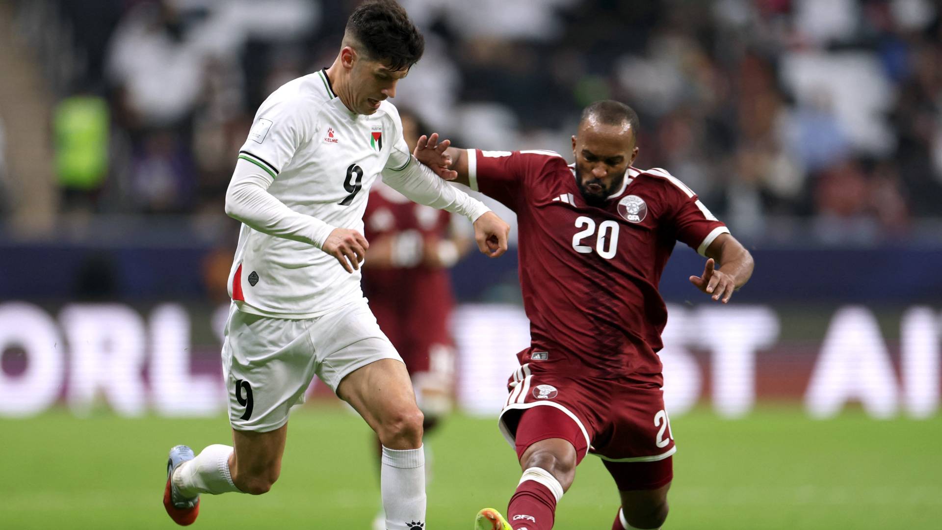 لاعبي قطر وفلسطين