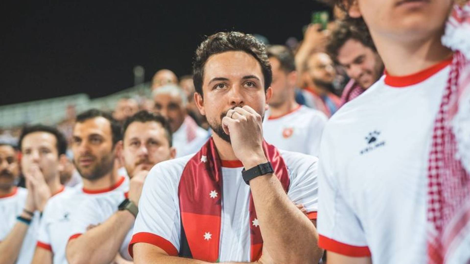 ولي العهد وهو يشجع "النشامى"في إحدى المباريات