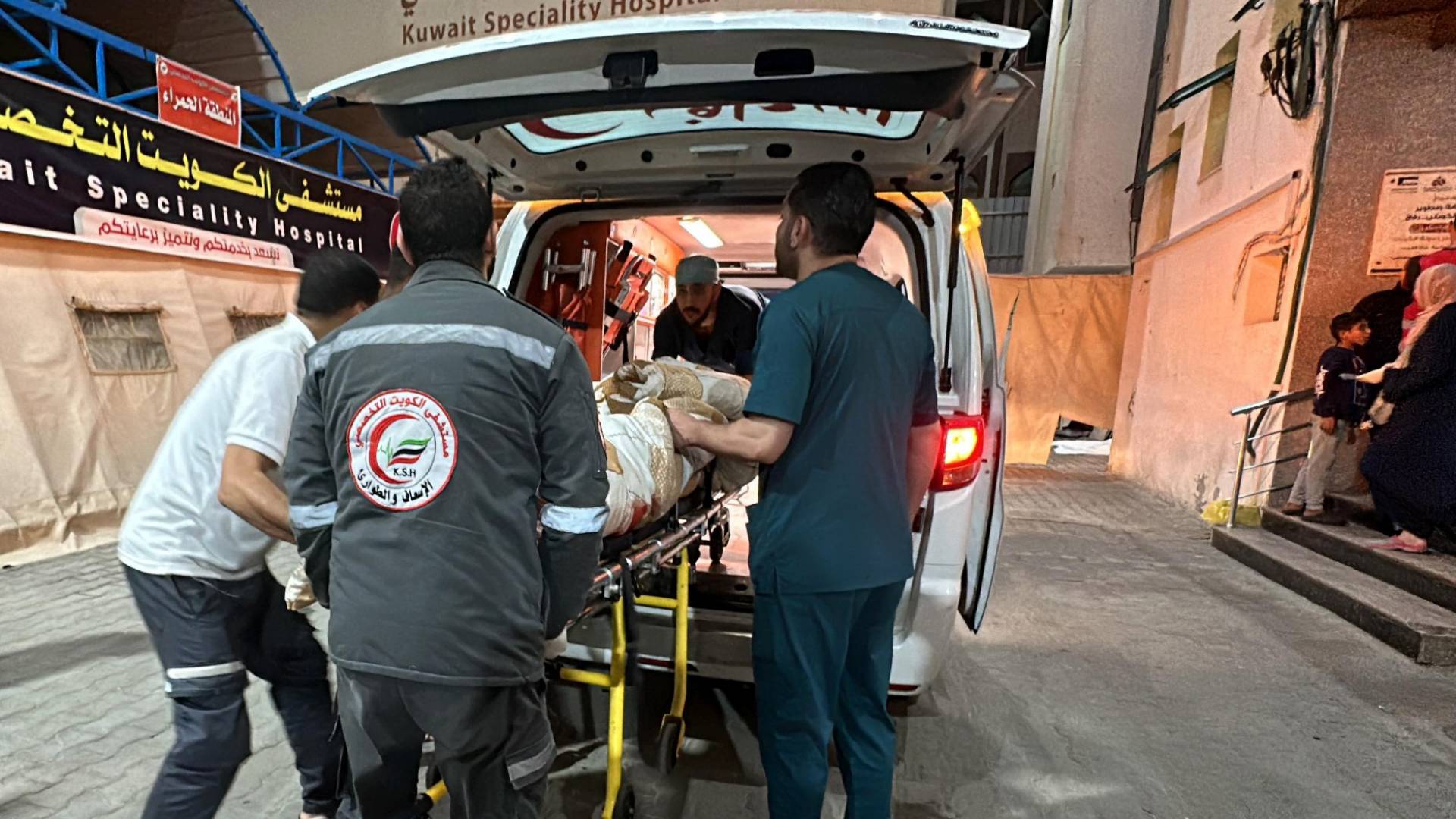 وصول جرحى وشهداء إلى المستشفى الكويتي - أرشيفية