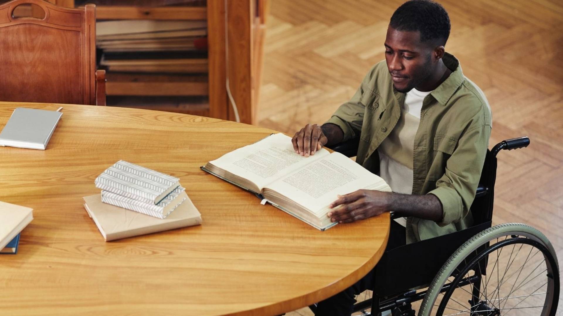 صورة تعبيرية لشخص مقعد وهو يدرس